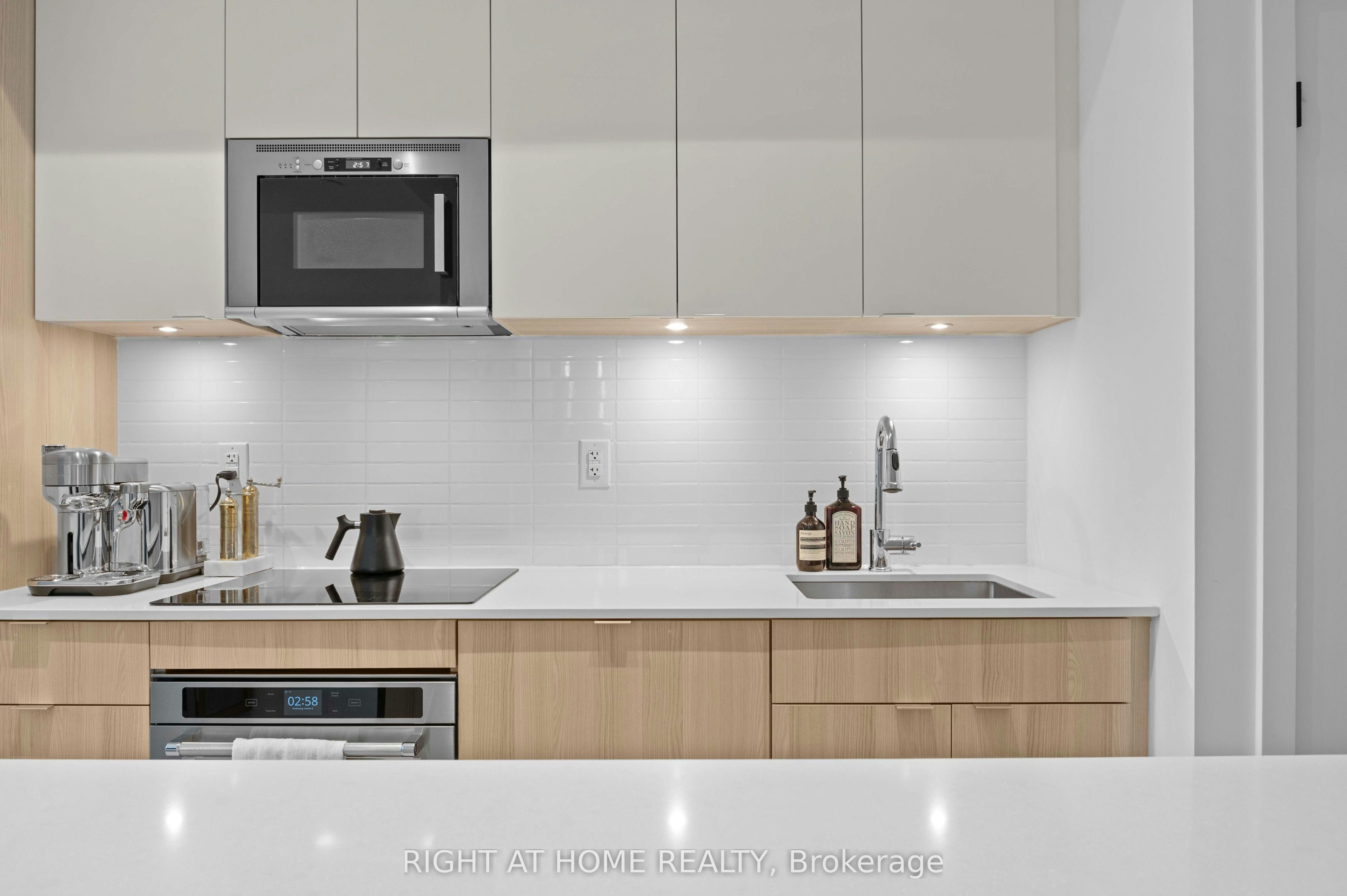 220 Missinnihe Way, Mississauga, ON, L5H 0A9 - 3