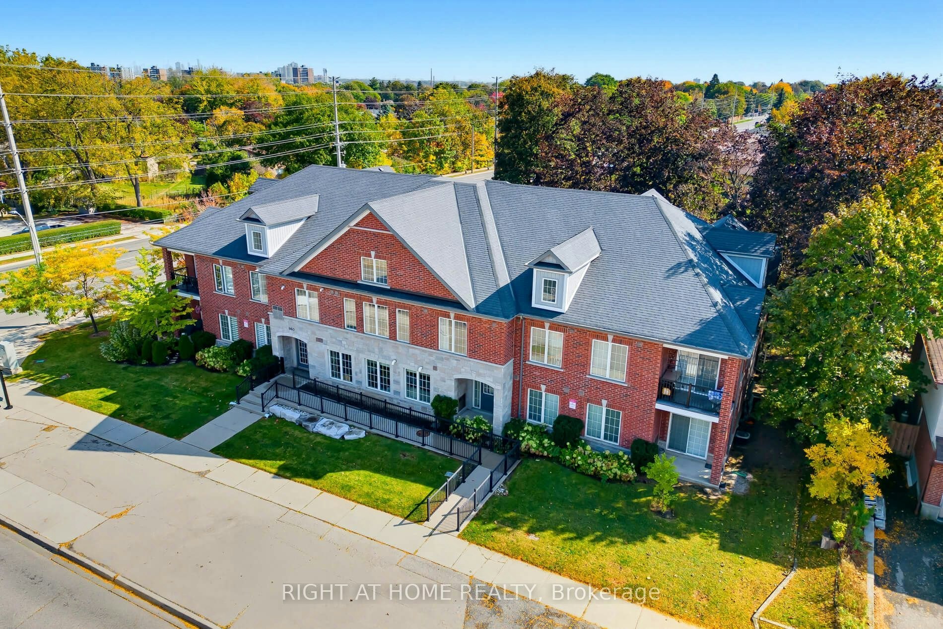 960 Bloor Street, Mississauga, ON, L4Y 2N1