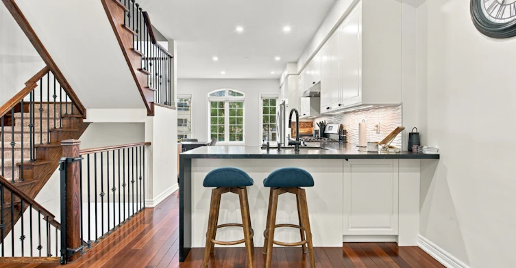 38 Bell Manor Drive, Toronto, ON, M8Y 0A4 - 7