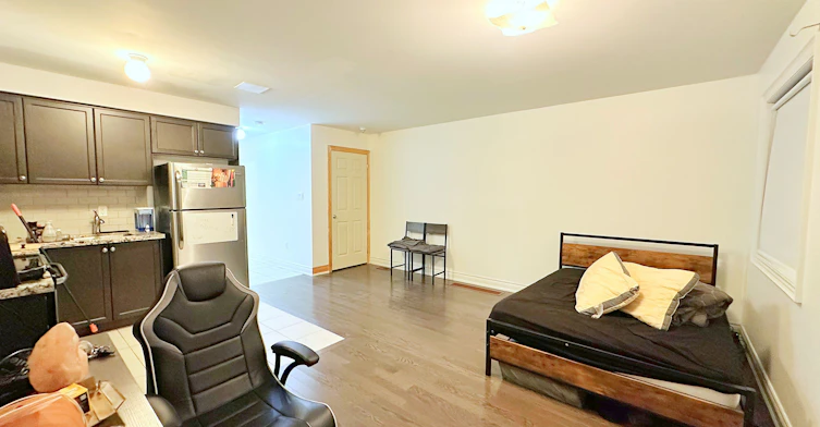 Main-62 Beaver Avenue, Toronto, ON, M6H 2G1