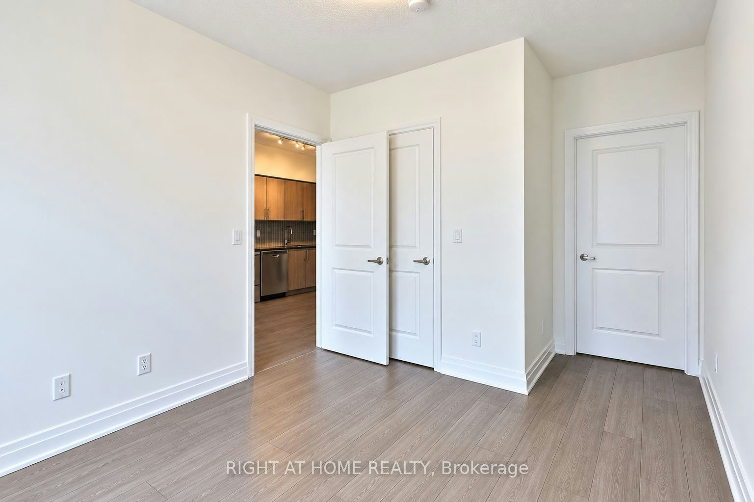 315-55 Speers Road, Oakville, ON, L6K 0H9 - 11
