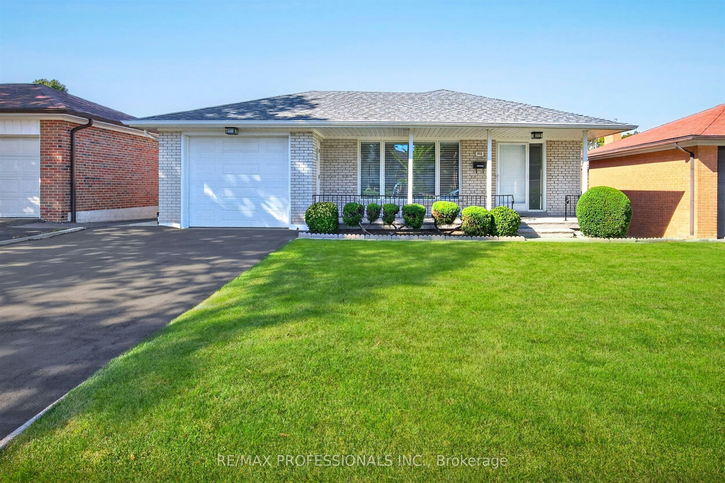 302 La Rose Avenue, Toronto, ON, M9P 1B9