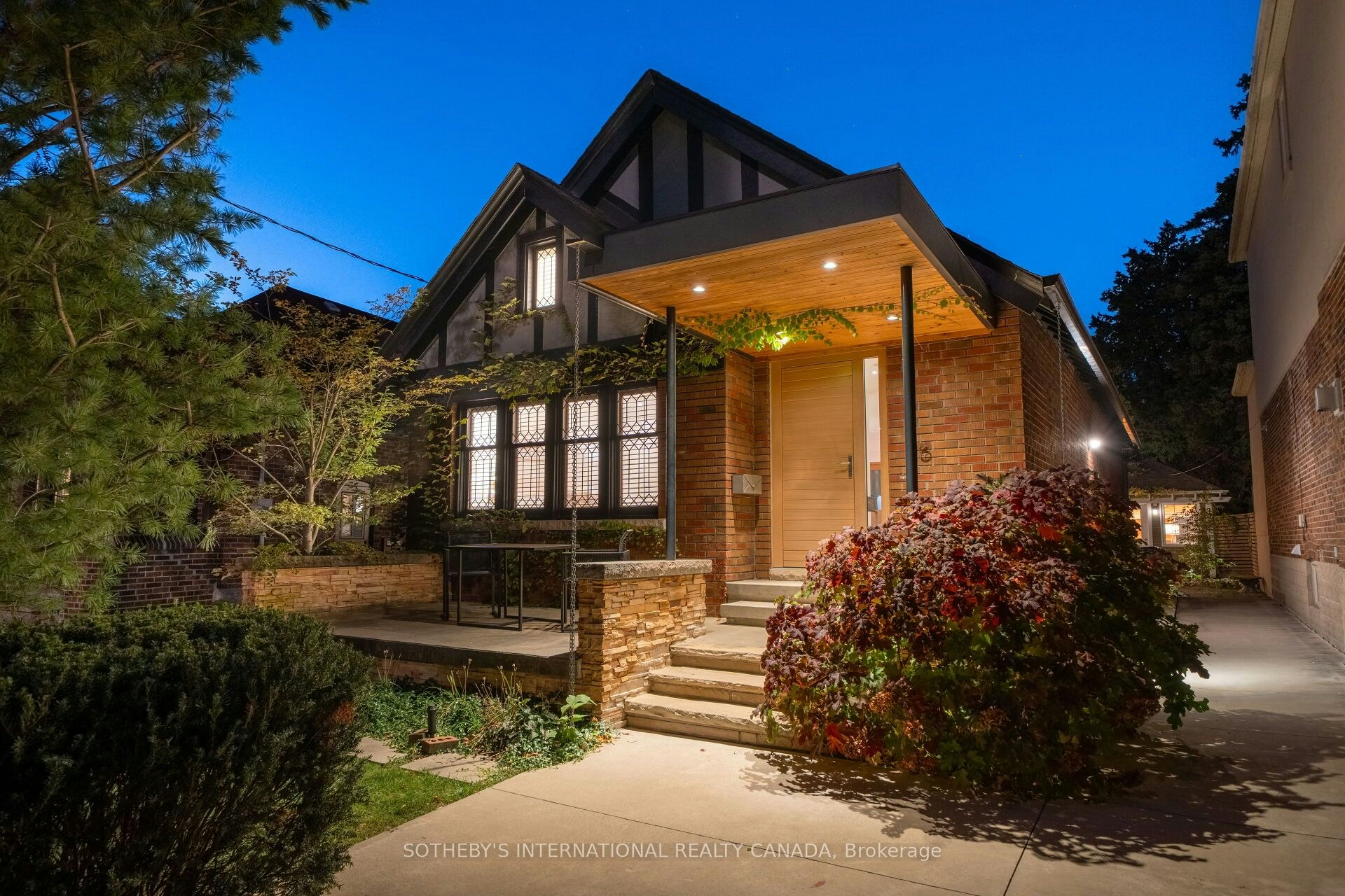 16 Sunnybrook Road, Toronto, ON, M6S 1G2