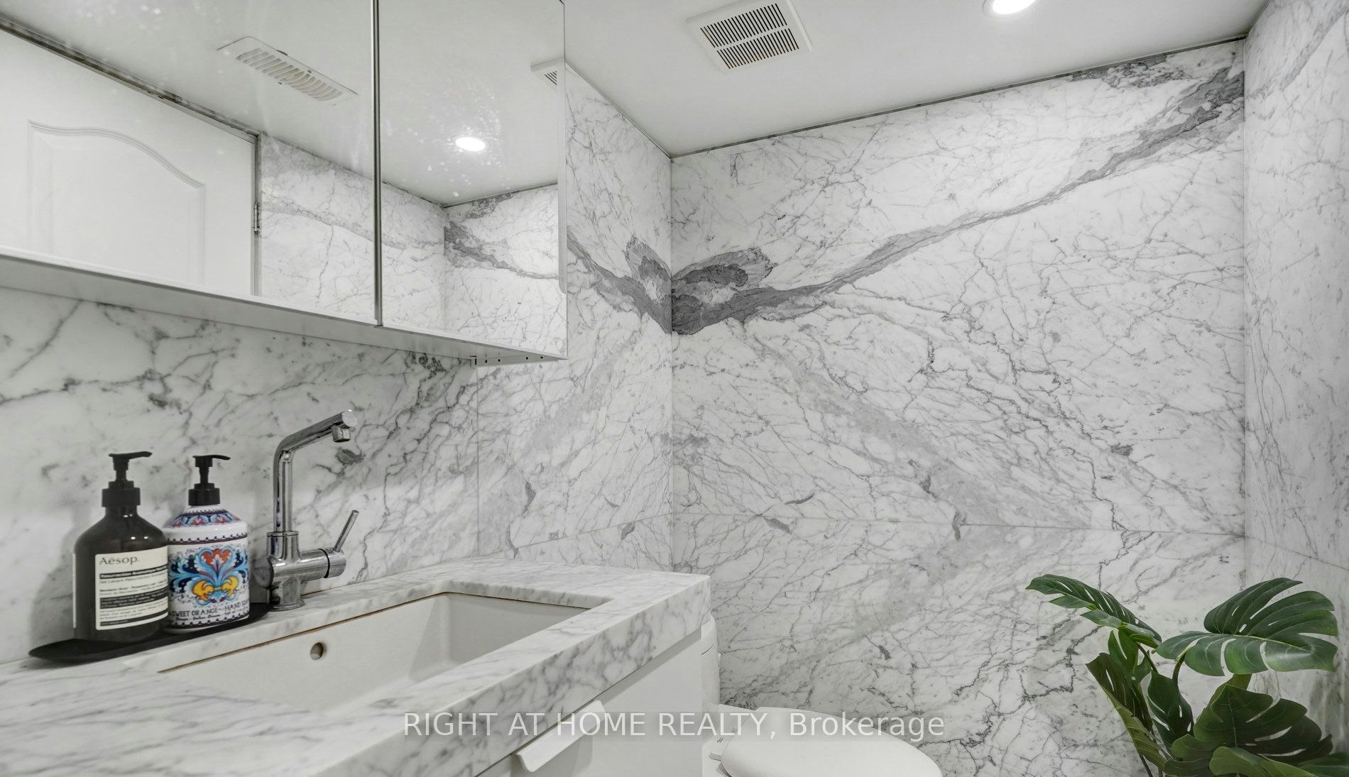 Lower-35 Chryessa Avenue, Toronto, ON, M6N 4T4 - 2