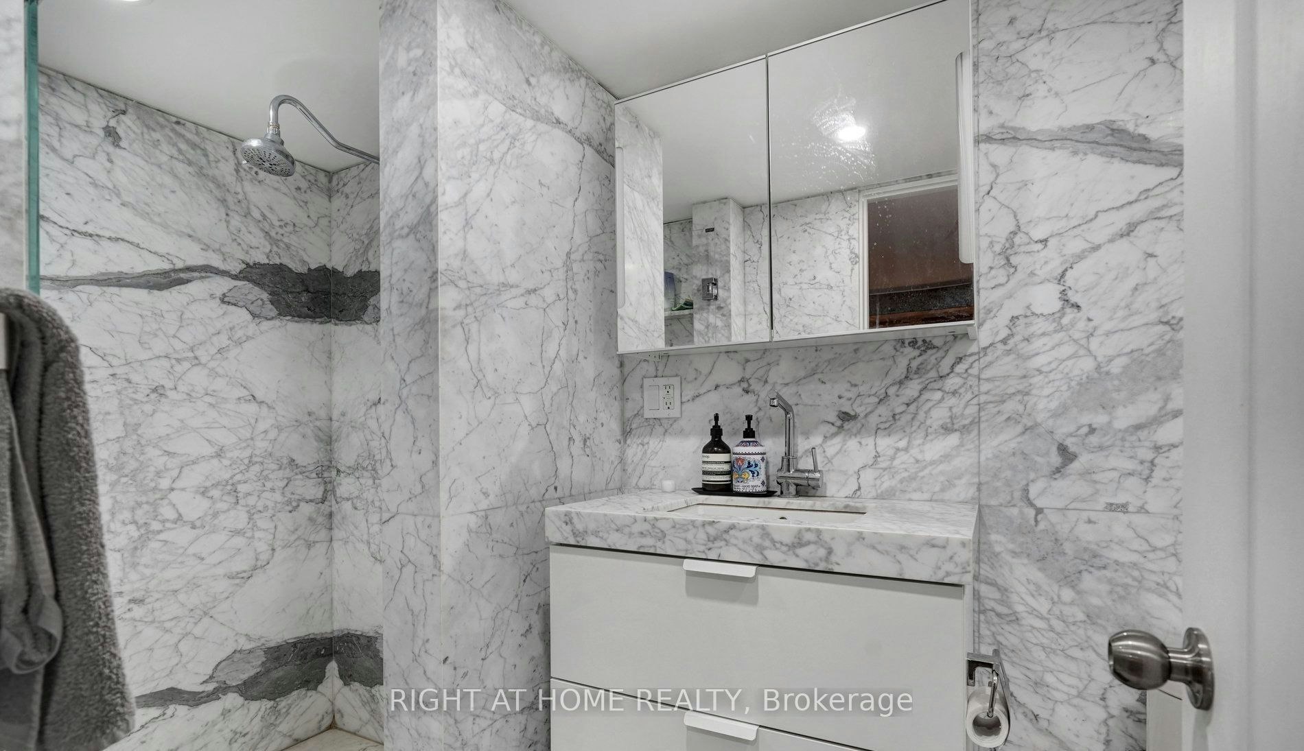 Lower-35 Chryessa Avenue, Toronto, ON, M6N 4T4 - 9