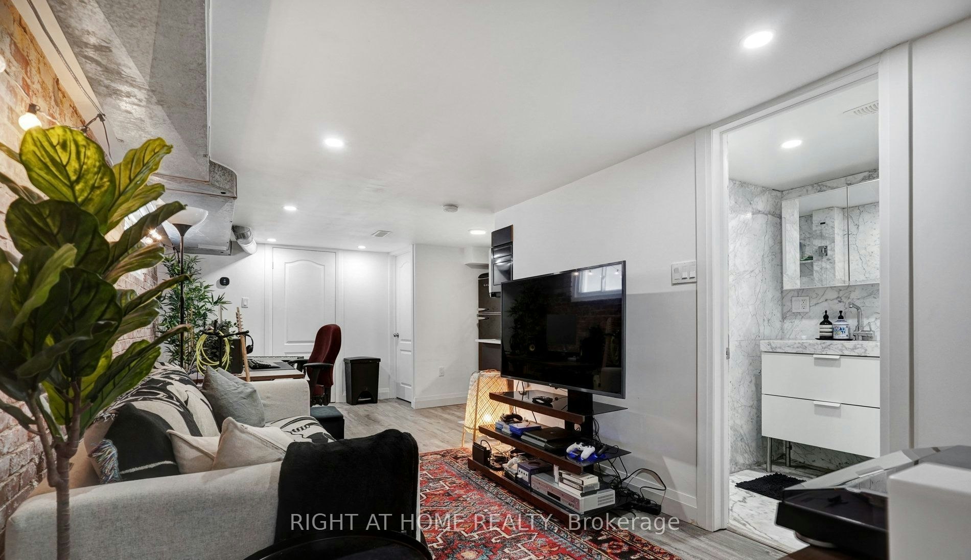 Lower-35 Chryessa Avenue, Toronto, ON, M6N 4T4