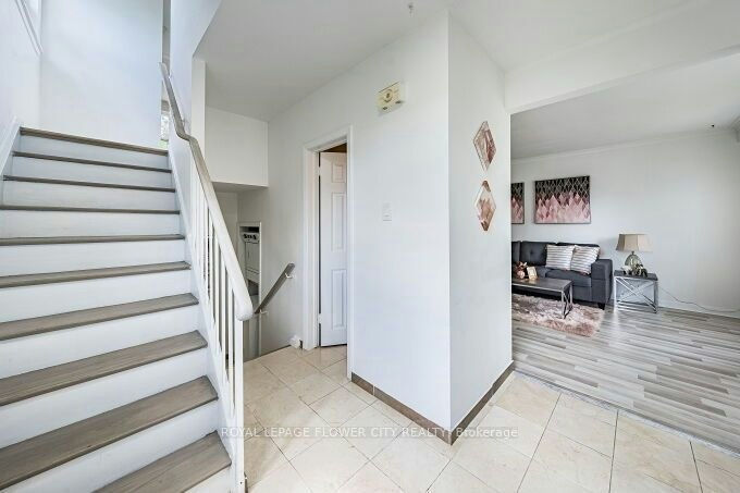 3 Clayhall Crescent, Toronto, ON, M3J 1W5