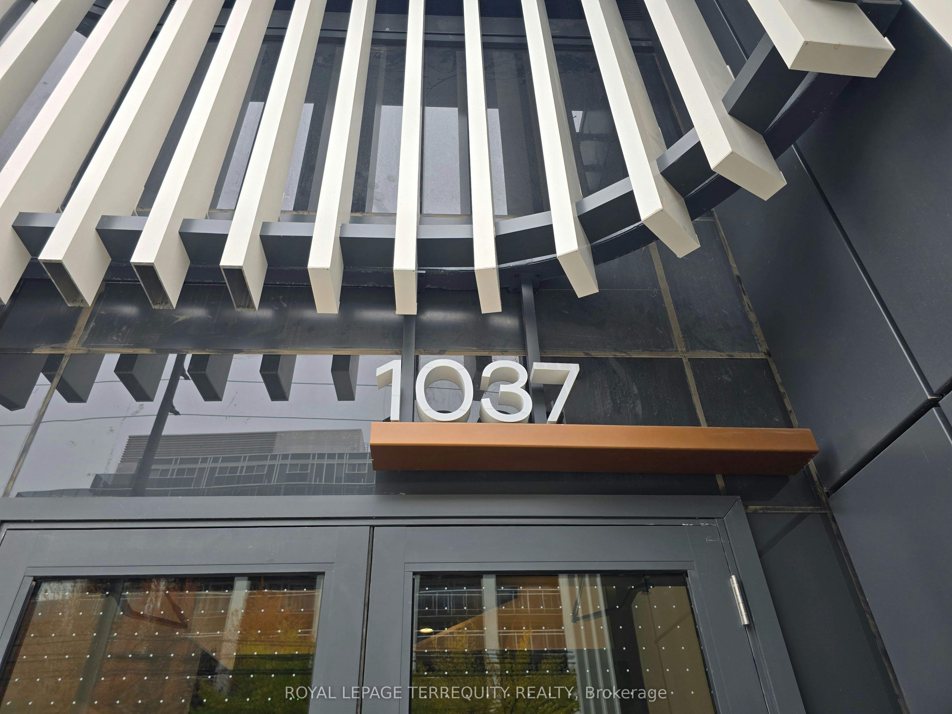402-1037 The Queensway N/A, Toronto, ON, M8Z 6C7 - 2