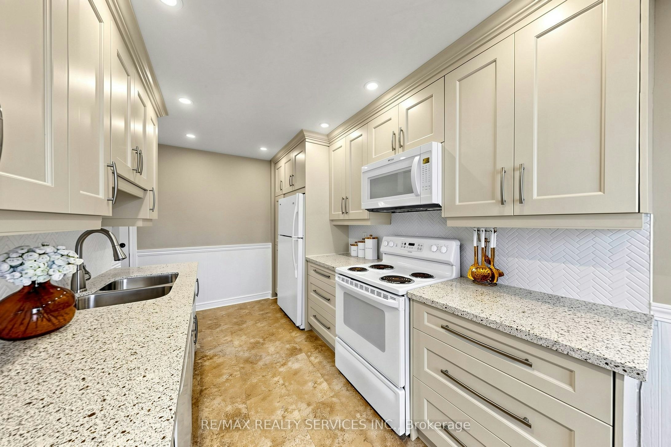 25 Jennifer Square, Brampton, ON, L6S 2L2 - 17