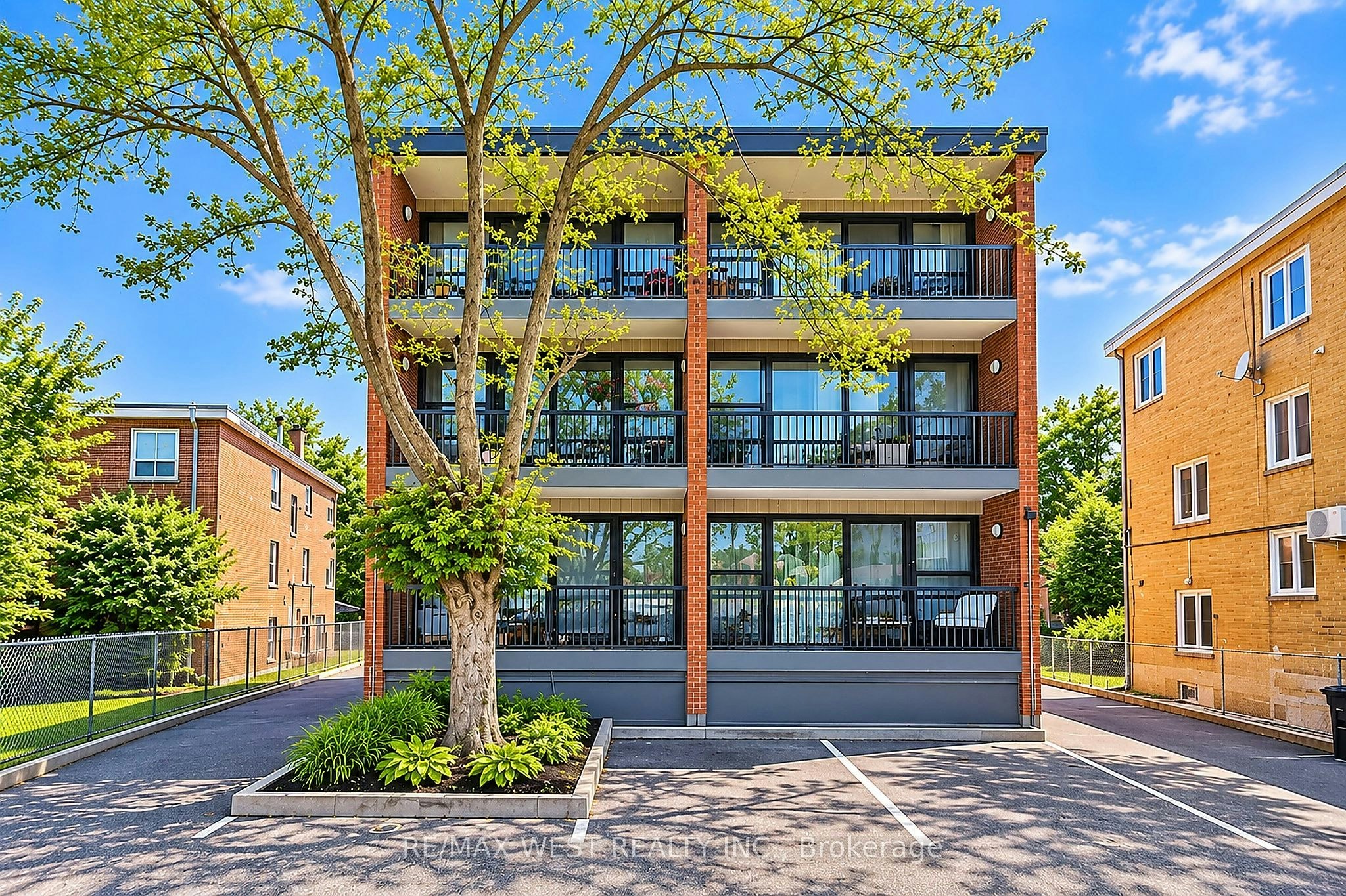 101-291 Scarlett Road, Toronto, ON, M6N 4L1