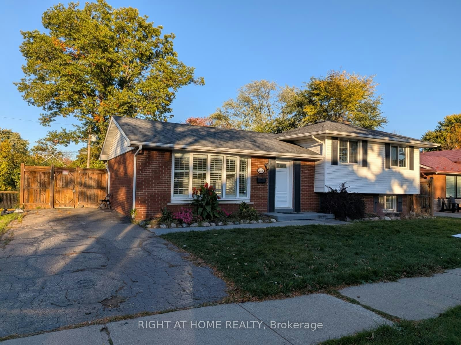 273 Kenwood Avenue, Burlington, ON, L7L 4L9 - 2