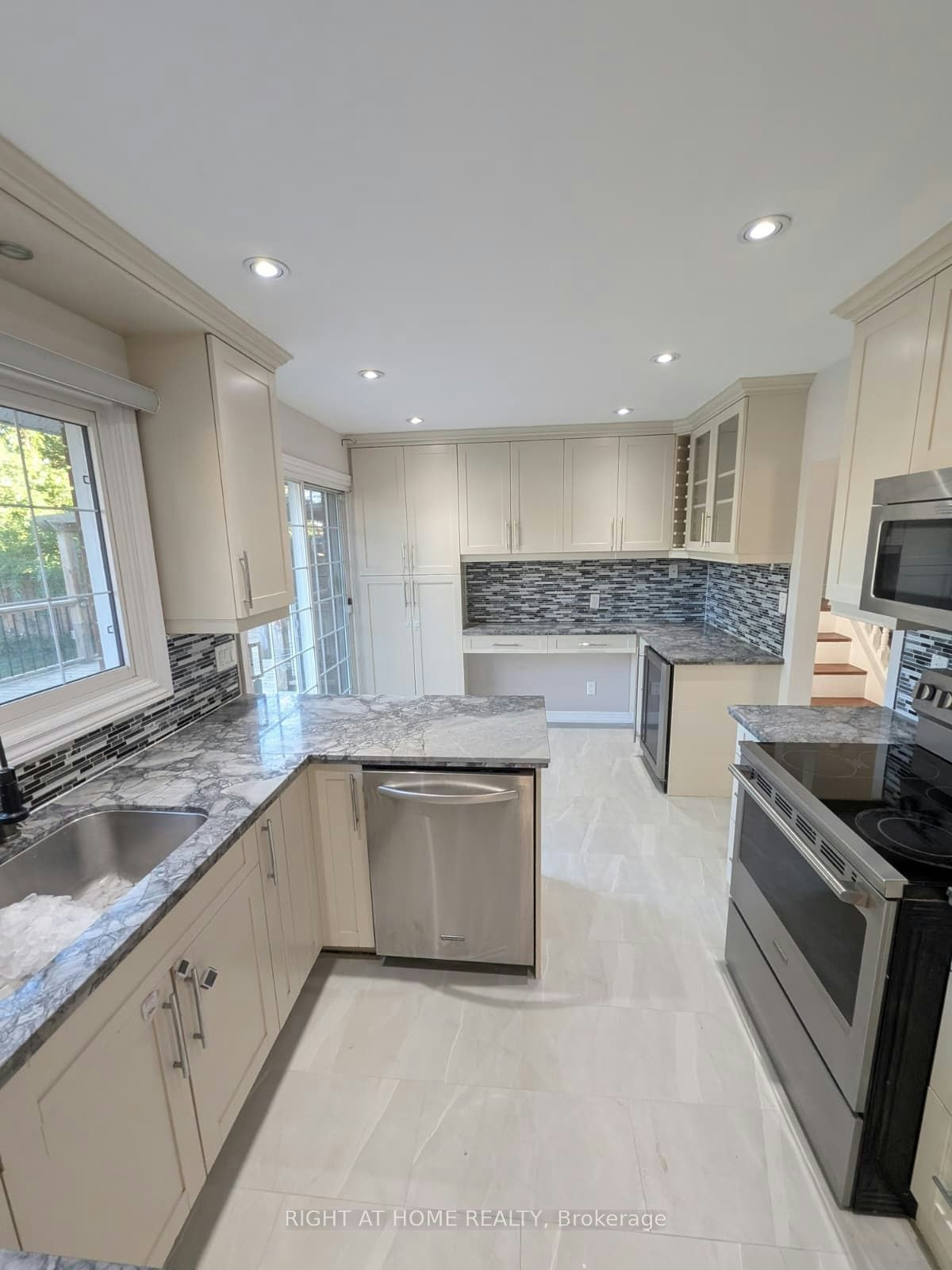 273 Kenwood Avenue, Burlington, ON, L7L 4L9 - 4