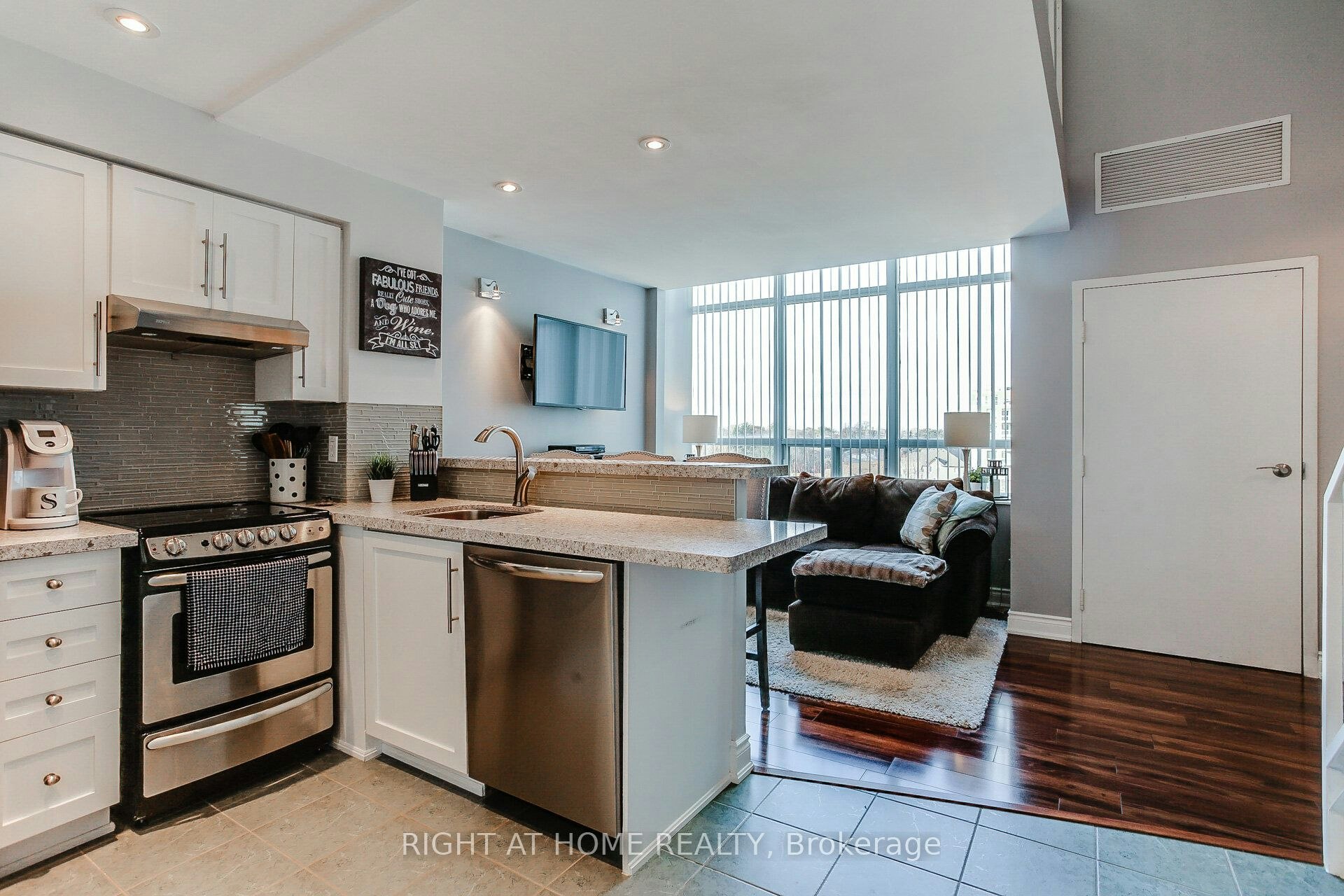 426-300 Manitoba Street, Toronto, ON, M8Y 4G6 - 2