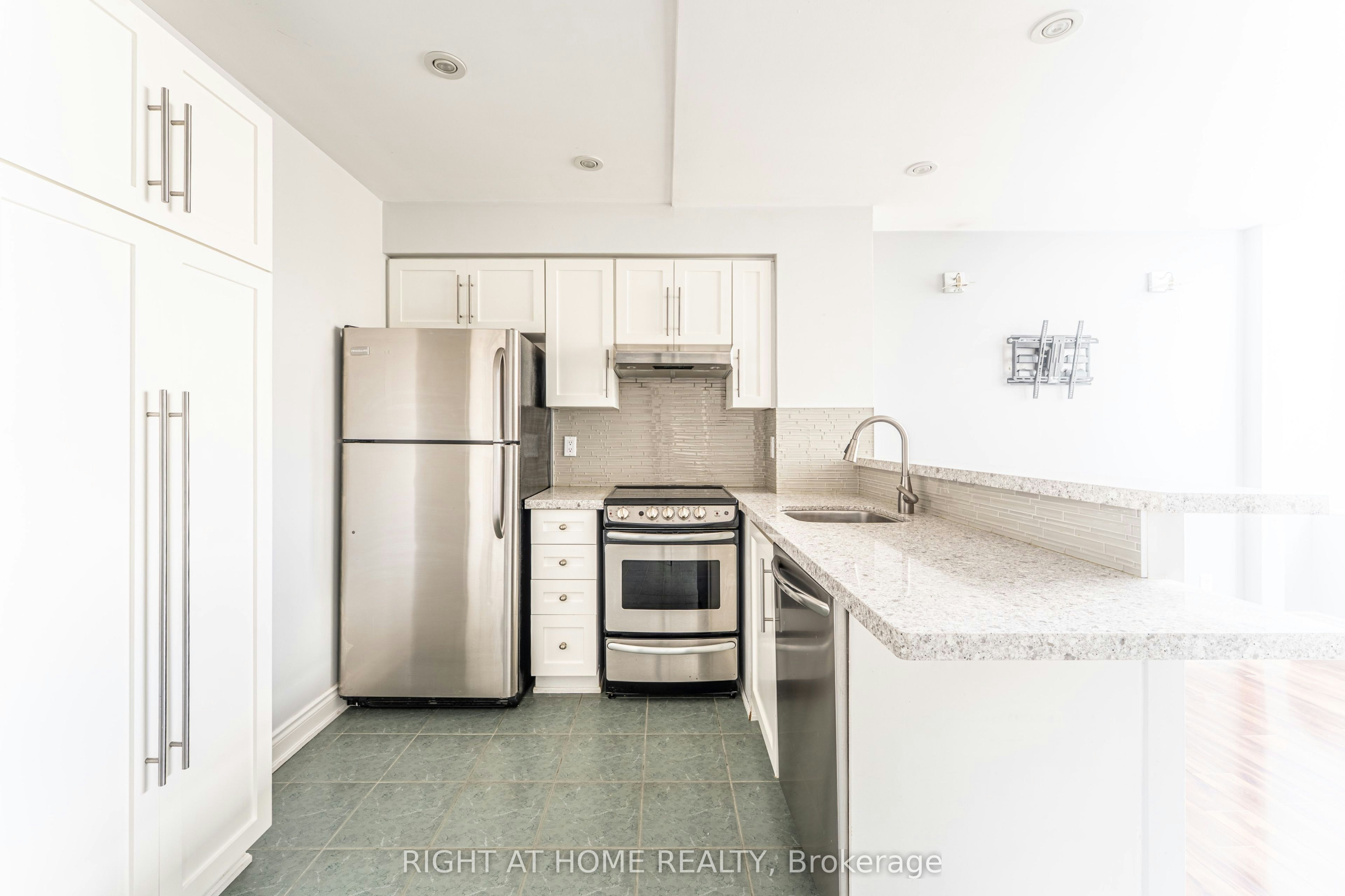 426-300 Manitoba Street, Toronto, ON, M8Y 4G6 - 24
