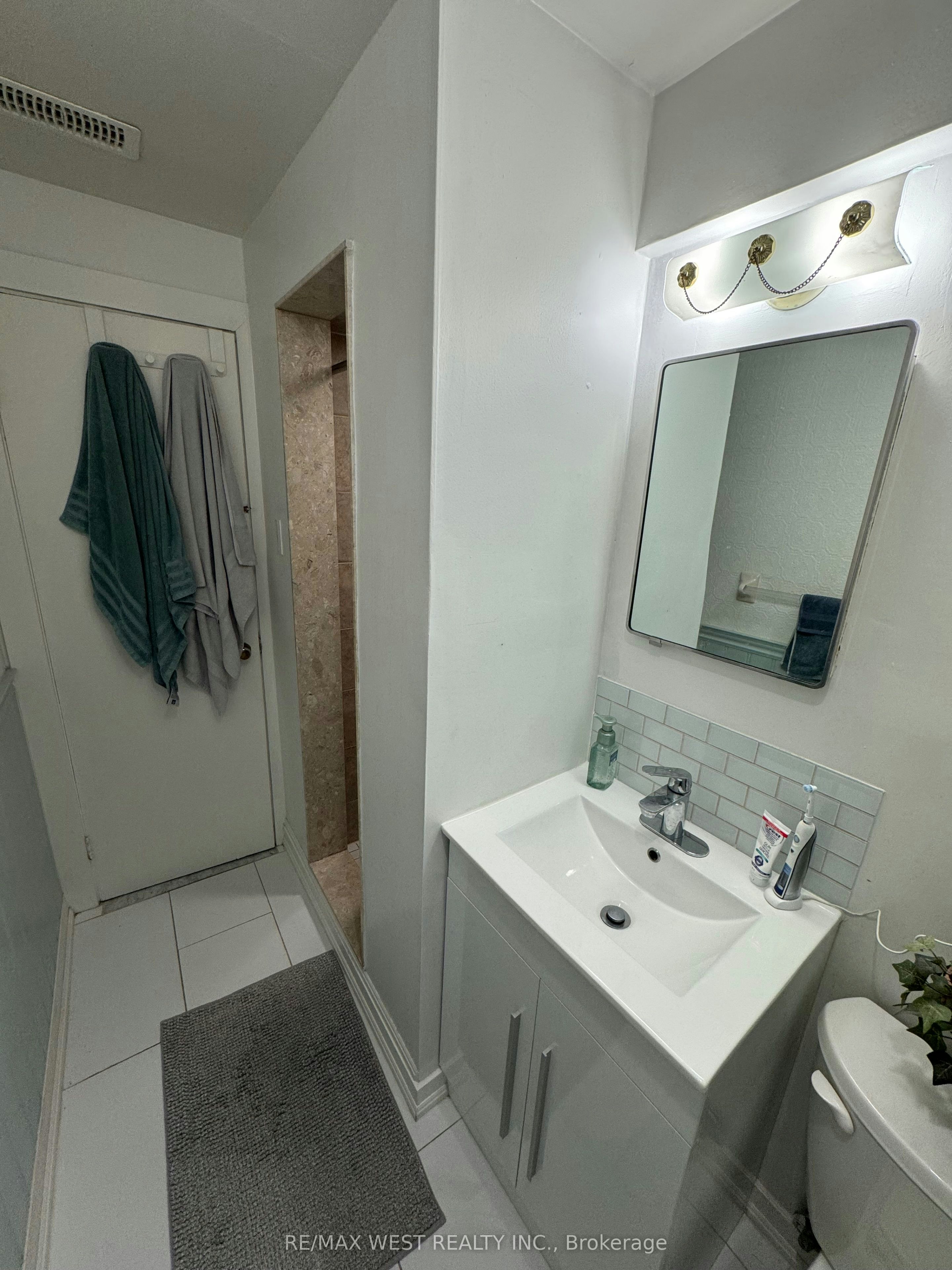 B2-35 Lilywood Road, Toronto, ON, M6B 1V6 - 11