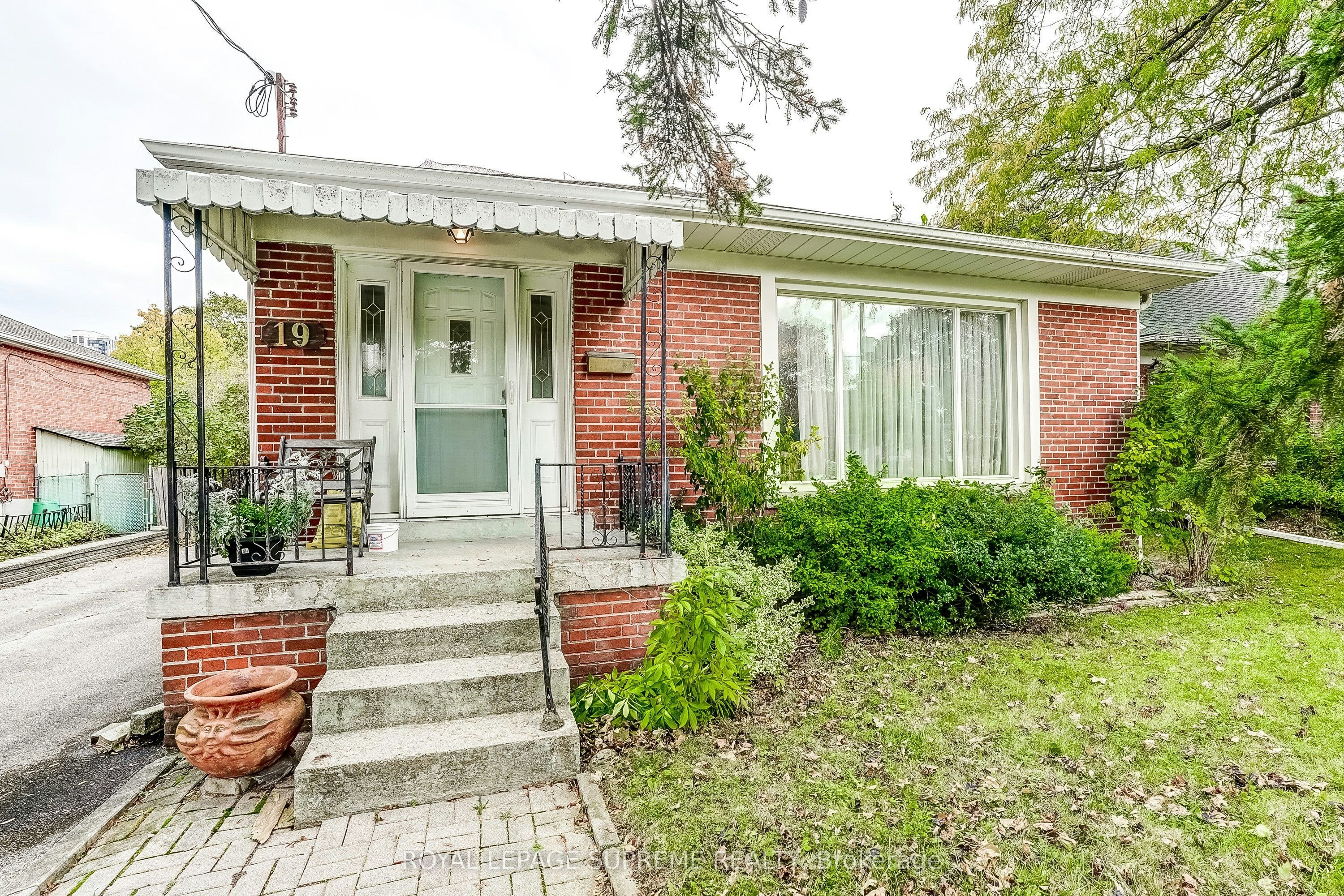 19 Bridgetown Drive, Toronto, ON, M9C 2P5