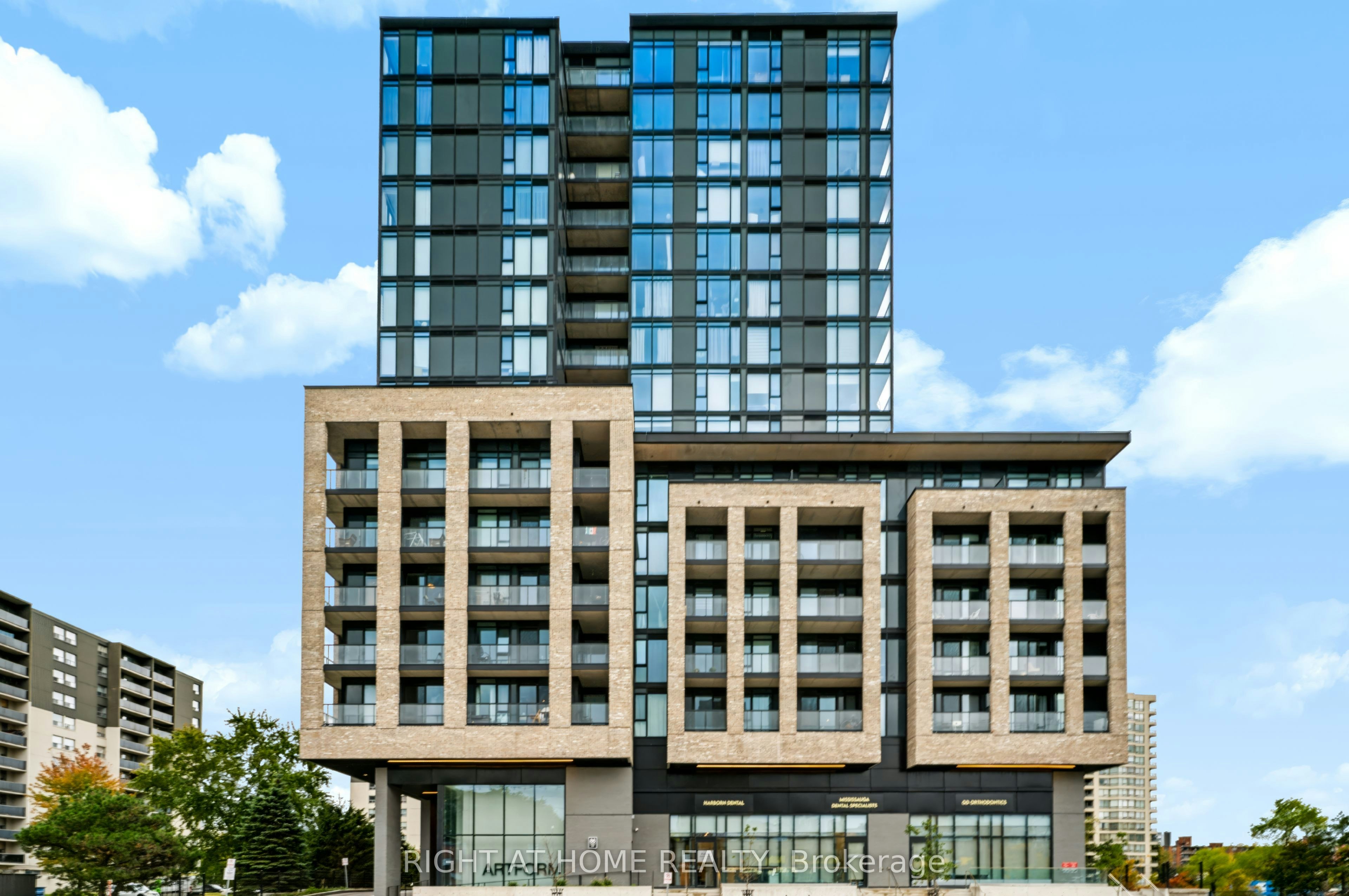 422-86 Dundas Street E, Mississauga, ON, L5A 1W4