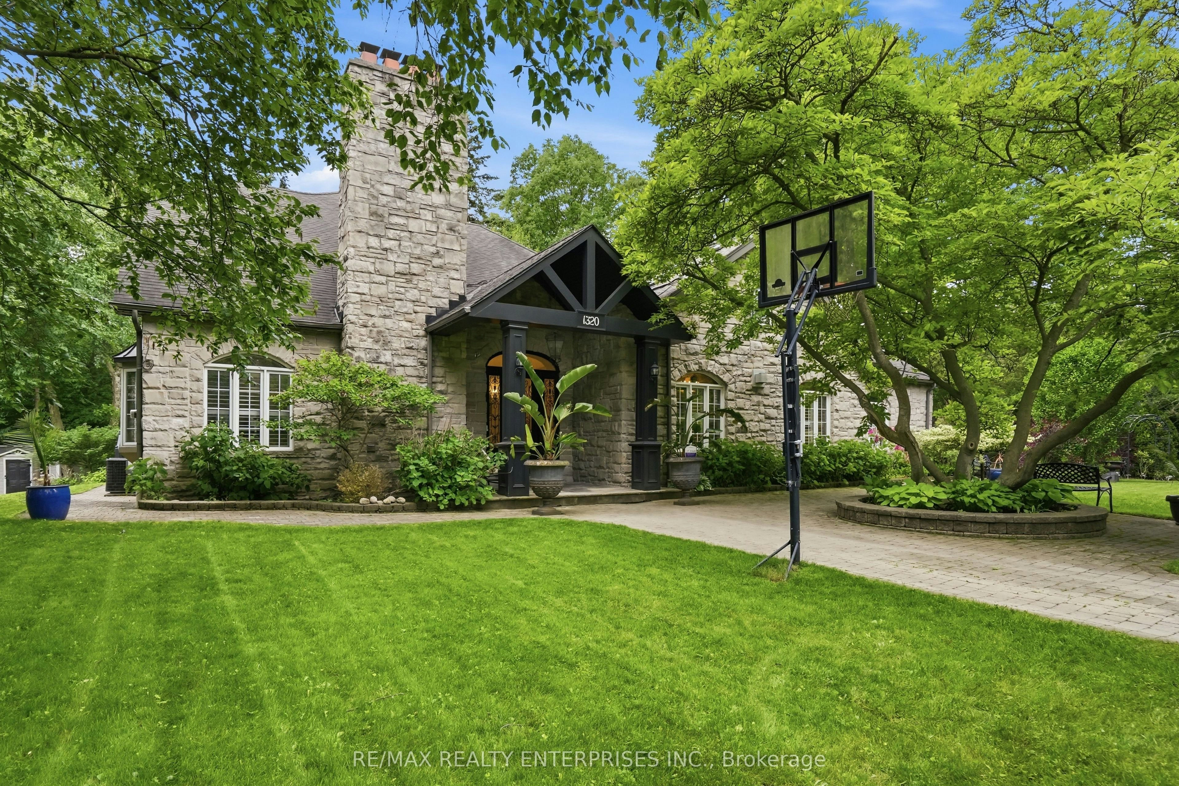 1320 Woodland Avenue, Mississauga, ON, L5G 2X9