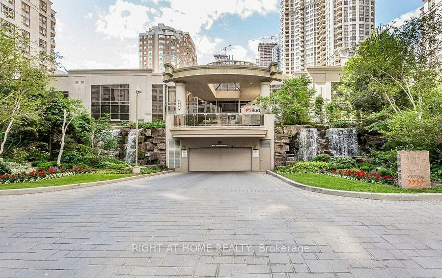 235-3888 Duke Of York Boulevard, Mississauga, ON, L5B 4P5