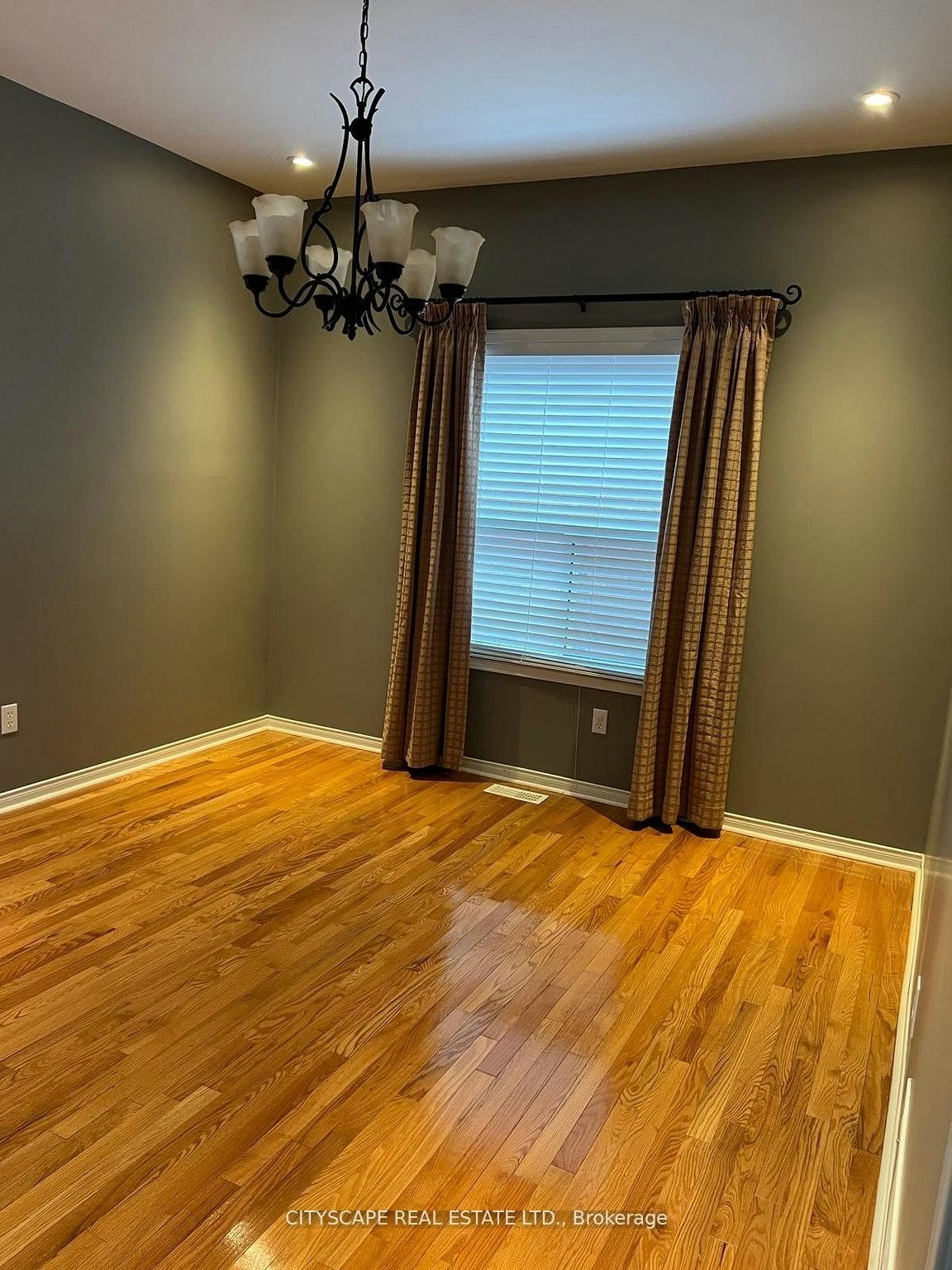 5436 Blue Spruce Avenue, Burlington, ON, L7L 7C4 - 7