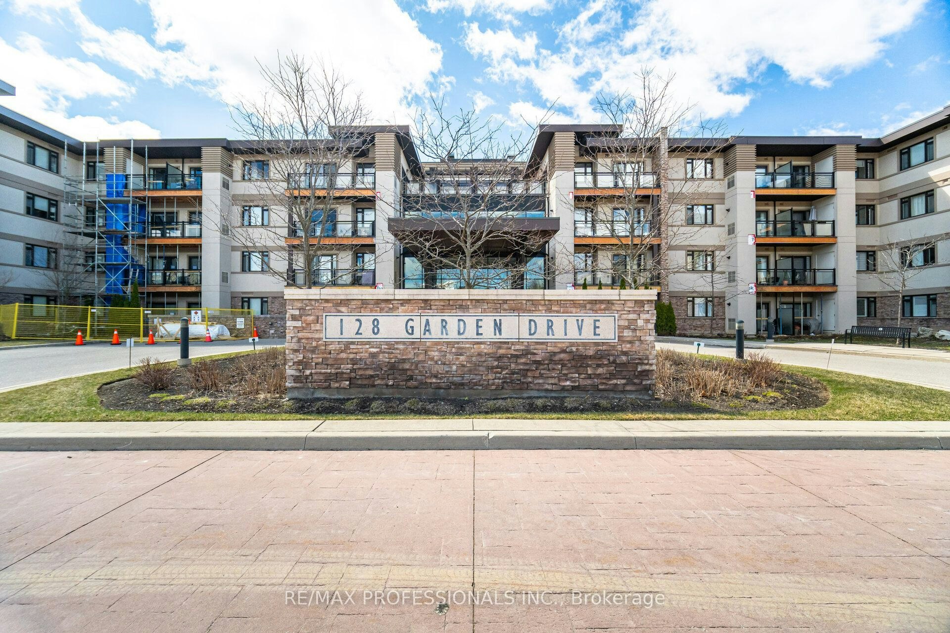 323-128 Garden Drive, Oakville, ON, L6K 2W5 - 2
