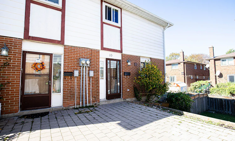 23-10 Bur Oak Way