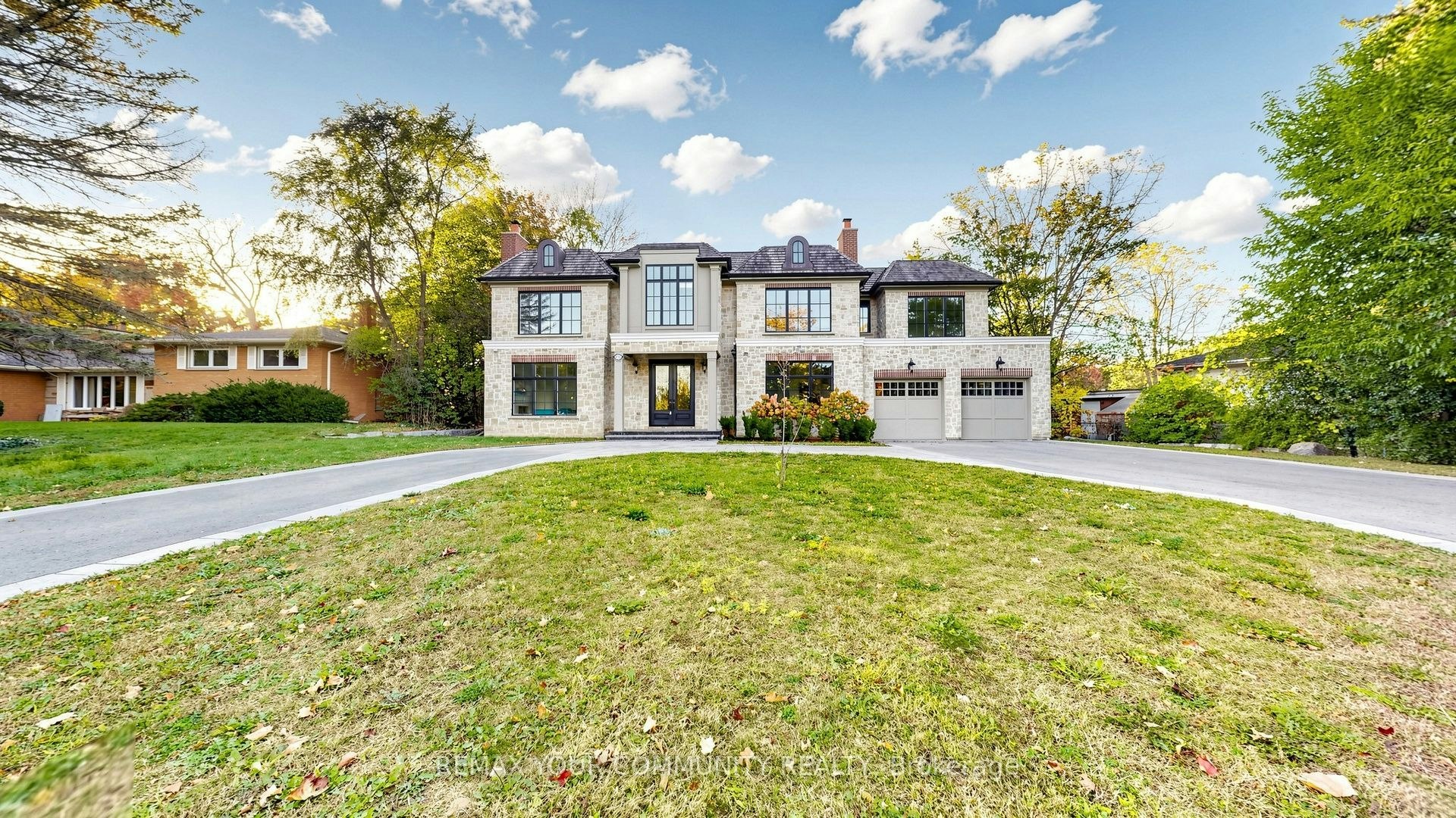1427 Lakeshore Road W, Oakville, ON, L6L 1G4