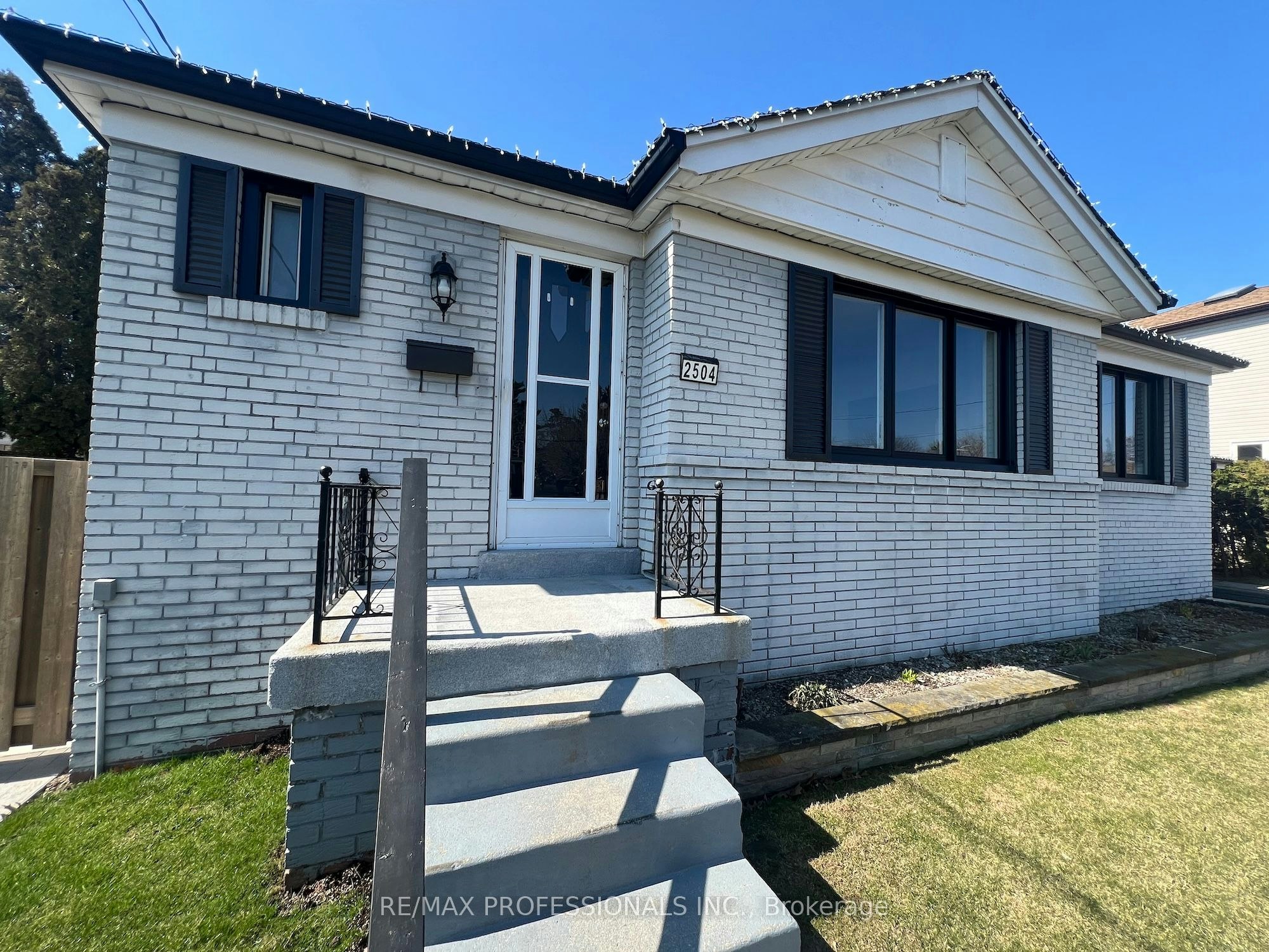 2504 Donnavale Drive, Mississauga, ON, L5A 2N1 - 3