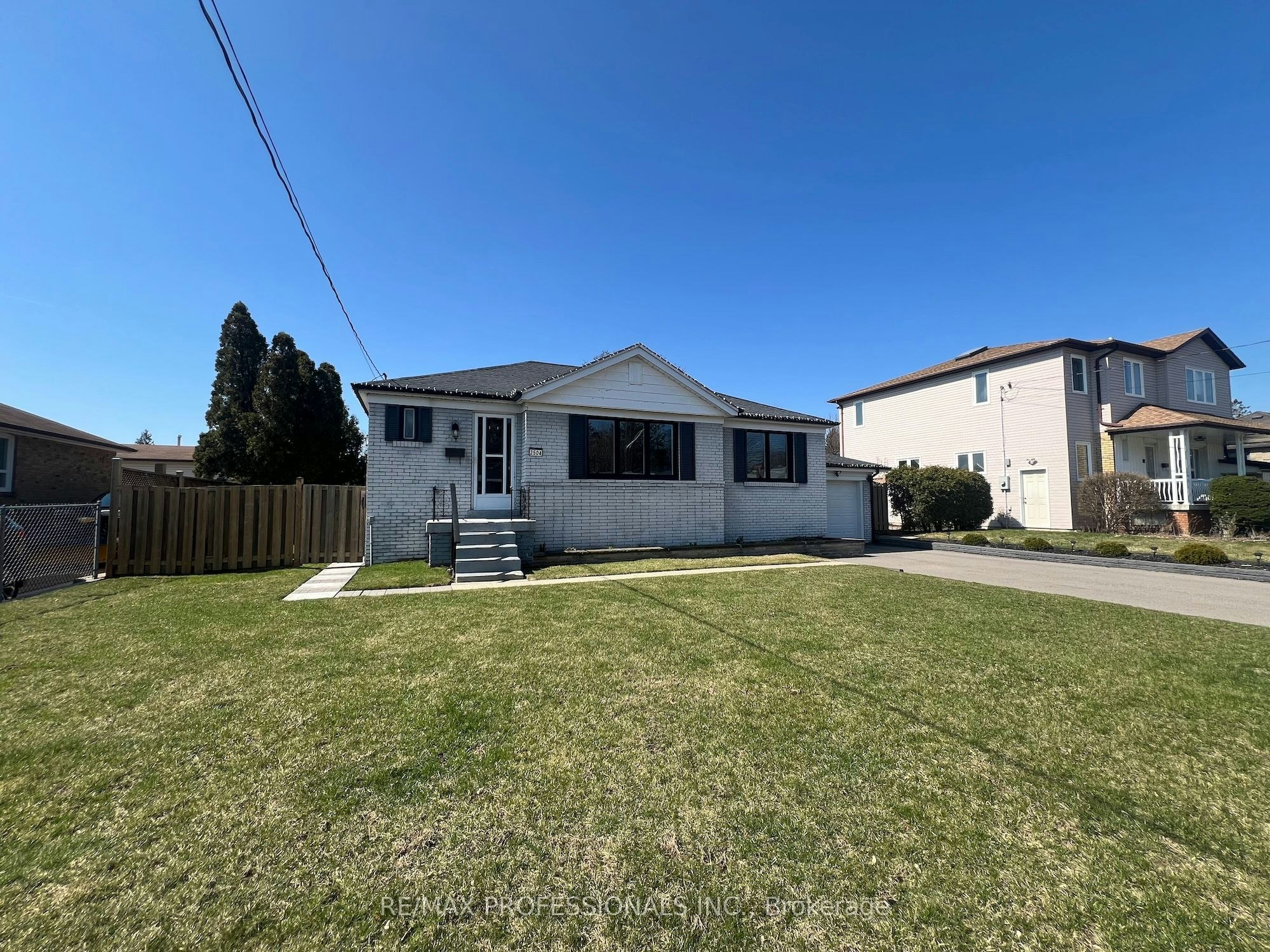2504 Donnavale Drive, Mississauga, ON, L5A 2N1 - 2