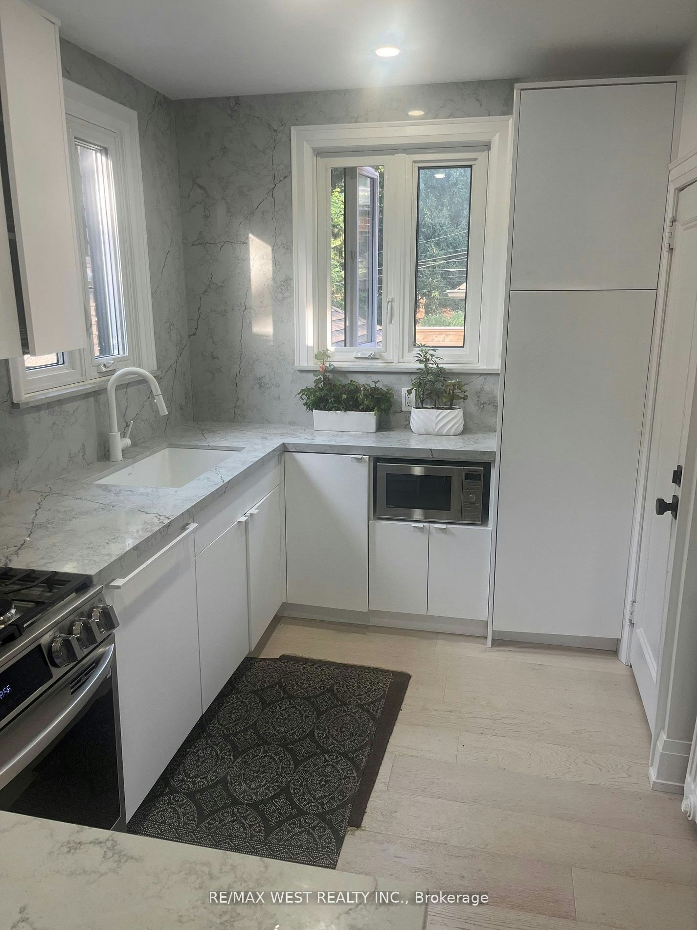 Main-27 Oakview Avenue, Toronto, ON, M6P 3J3 - 8