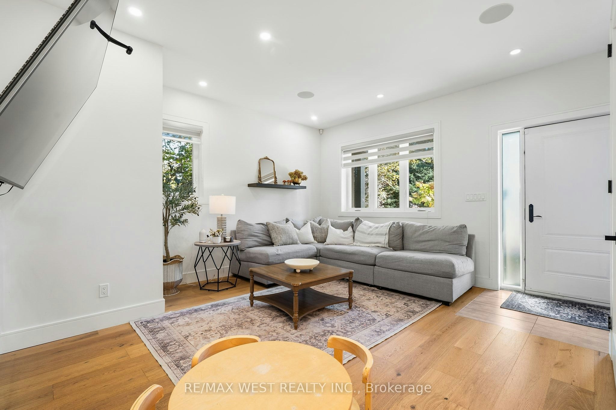 42 Woolton Crescent, Toronto, ON, M6M 4K9 - 6