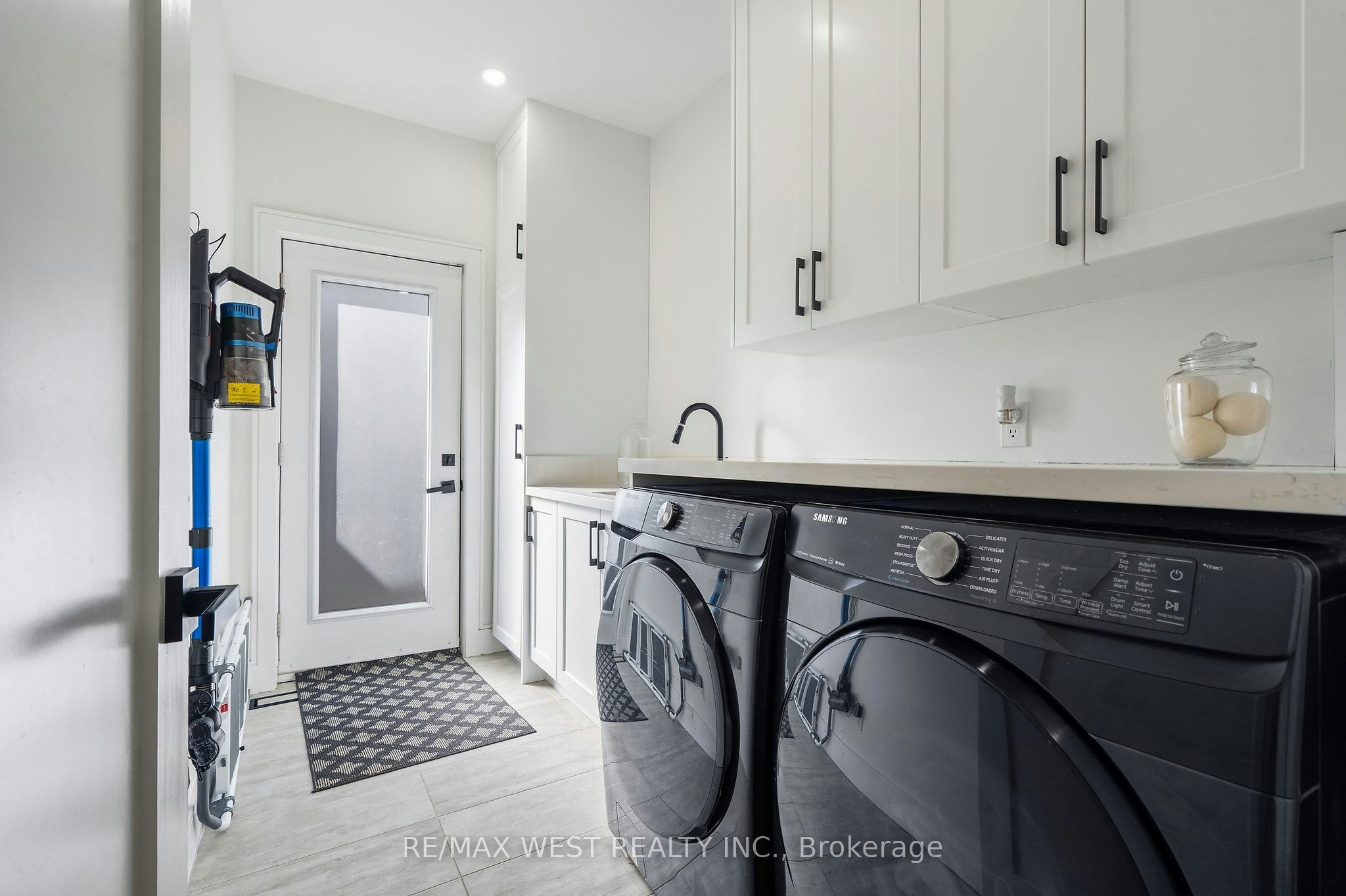 42 Woolton Crescent, Toronto, ON, M6M 4K9 - 16