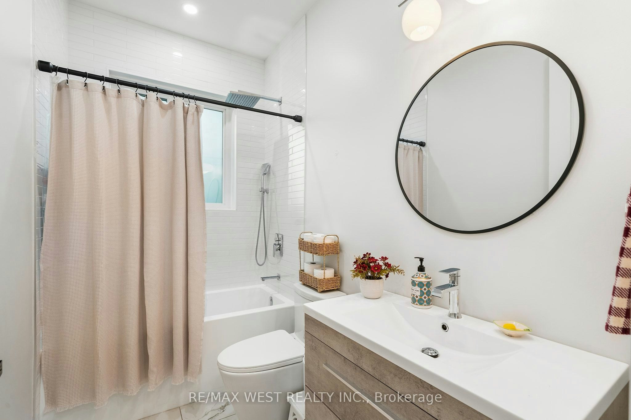 42 Woolton Crescent, Toronto, ON, M6M 4K9 - 17