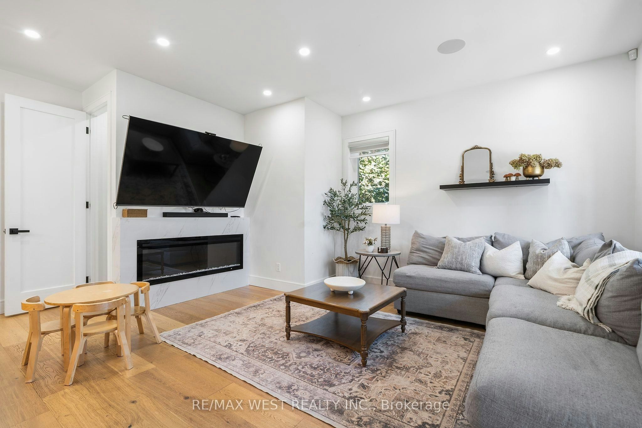 42 Woolton Crescent, Toronto, ON, M6M 4K9 - 2