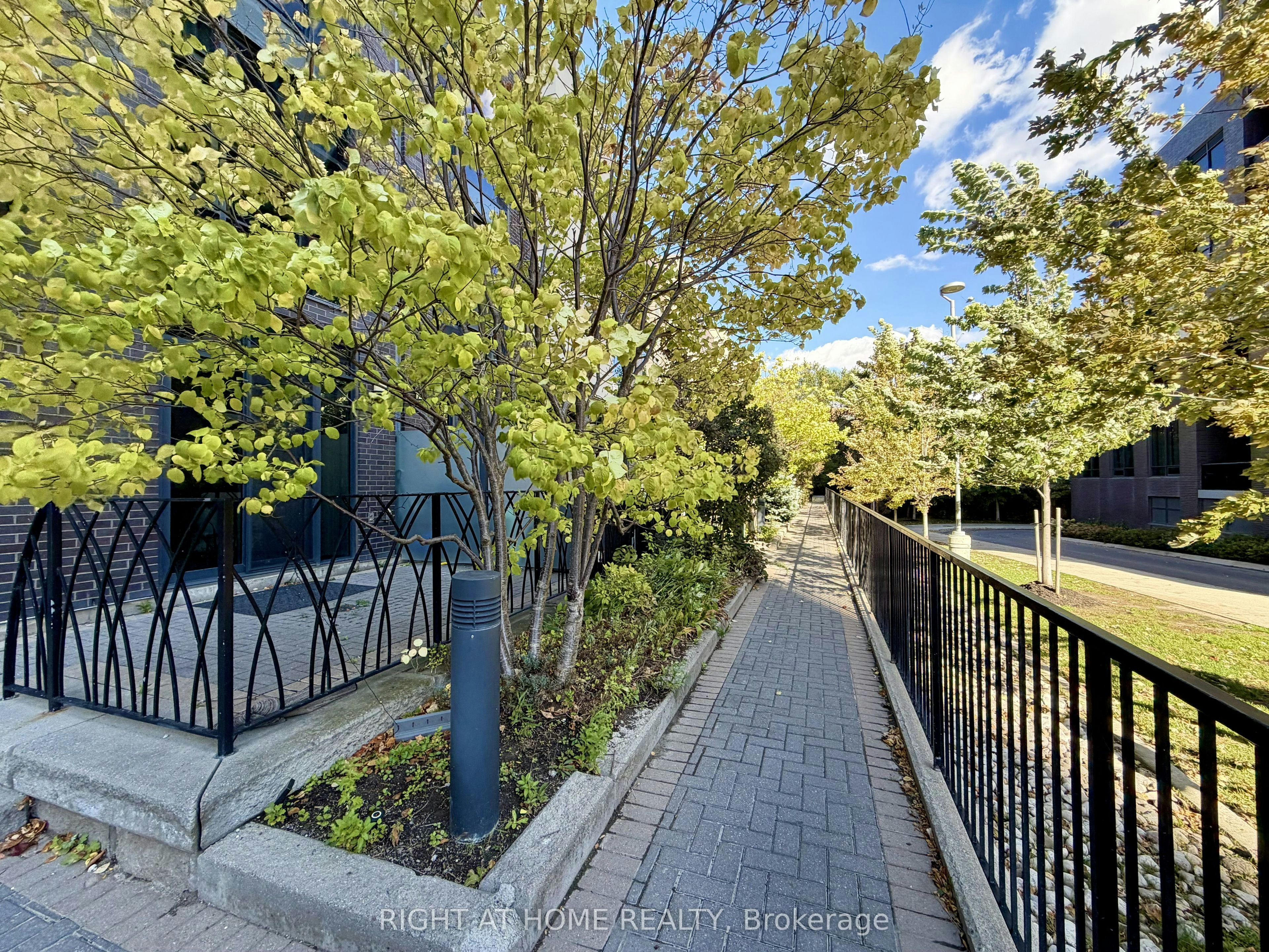TH 1-15 Valhalla Inn Road, Toronto, ON, M9B 1S9 - 19