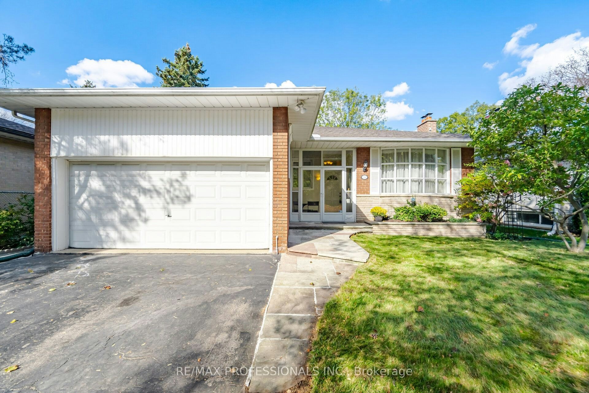 14 Strathdee Drive, Toronto, ON, M9R 1A4