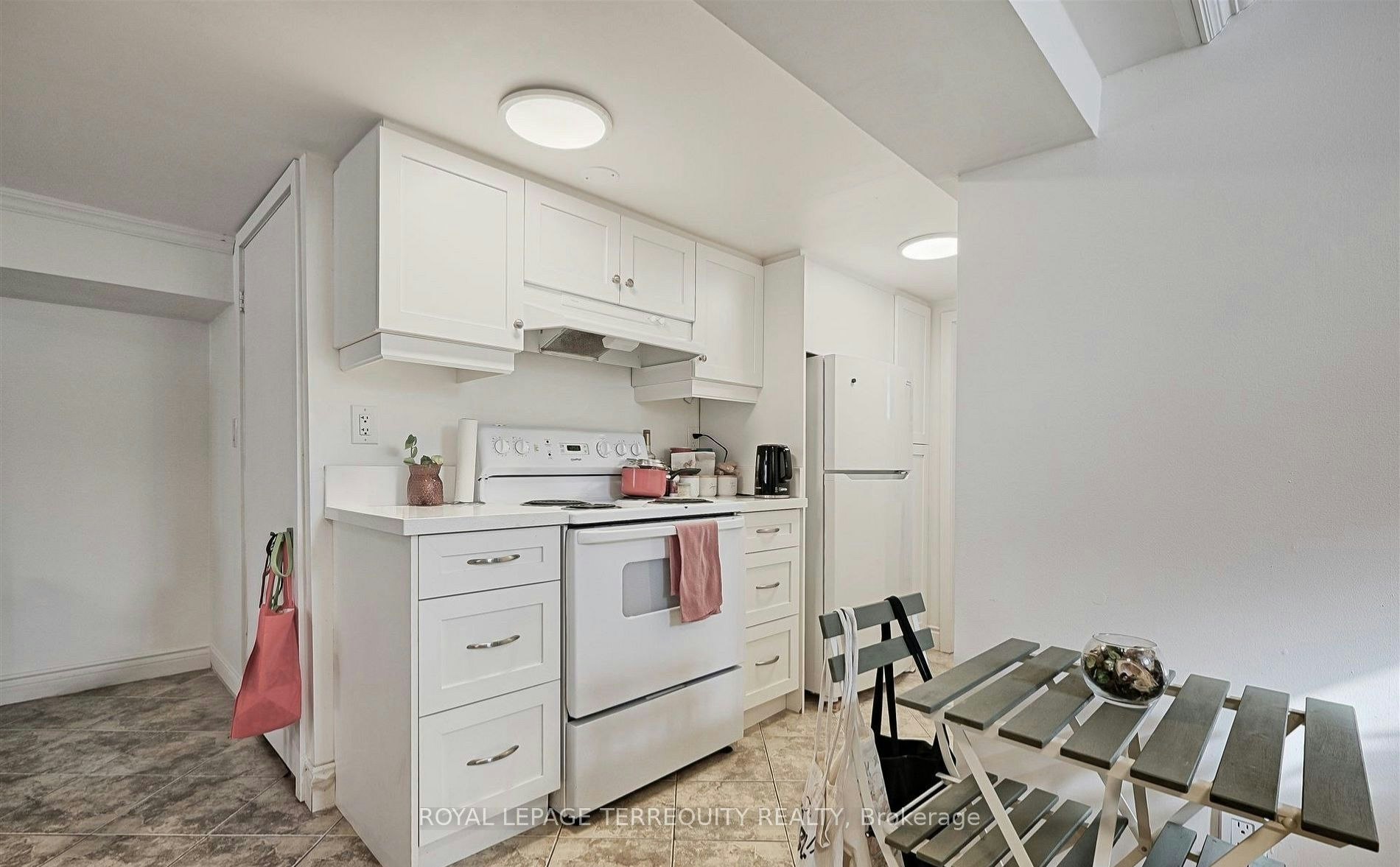 Lower-471 Gilbert Avenue, Toronto, ON, M6E 4X4 - 4
