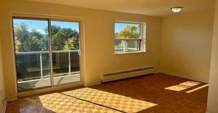 2-408-515 North Service Road, Mississauga, ON, L5A 1B3 - 2