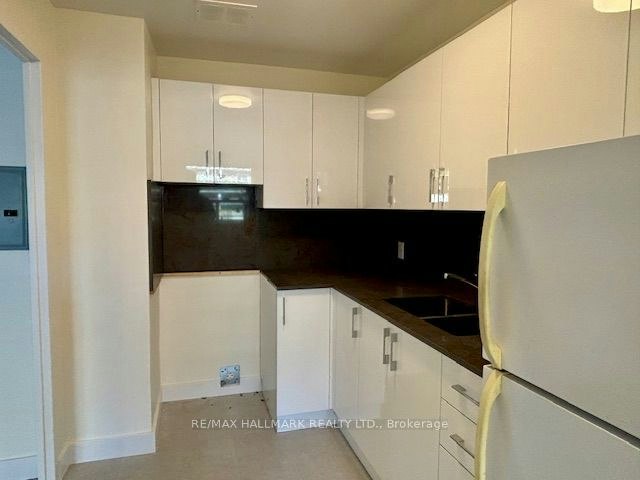 2-109-515 North Service Road, Mississauga, ON, L5A 1B3 - 3