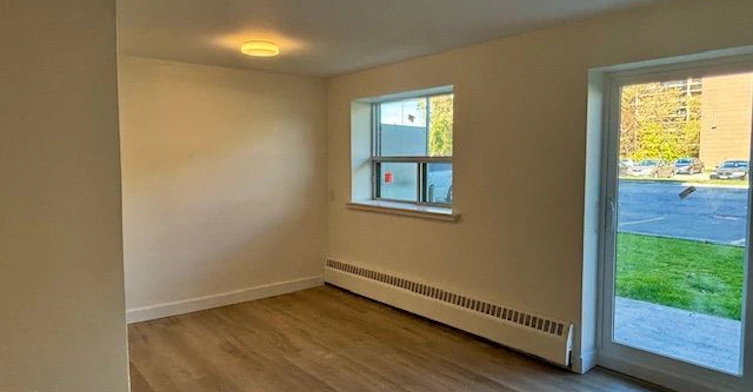 2-109-515 North Service Road, Mississauga, ON, L5A 1B3 - 2