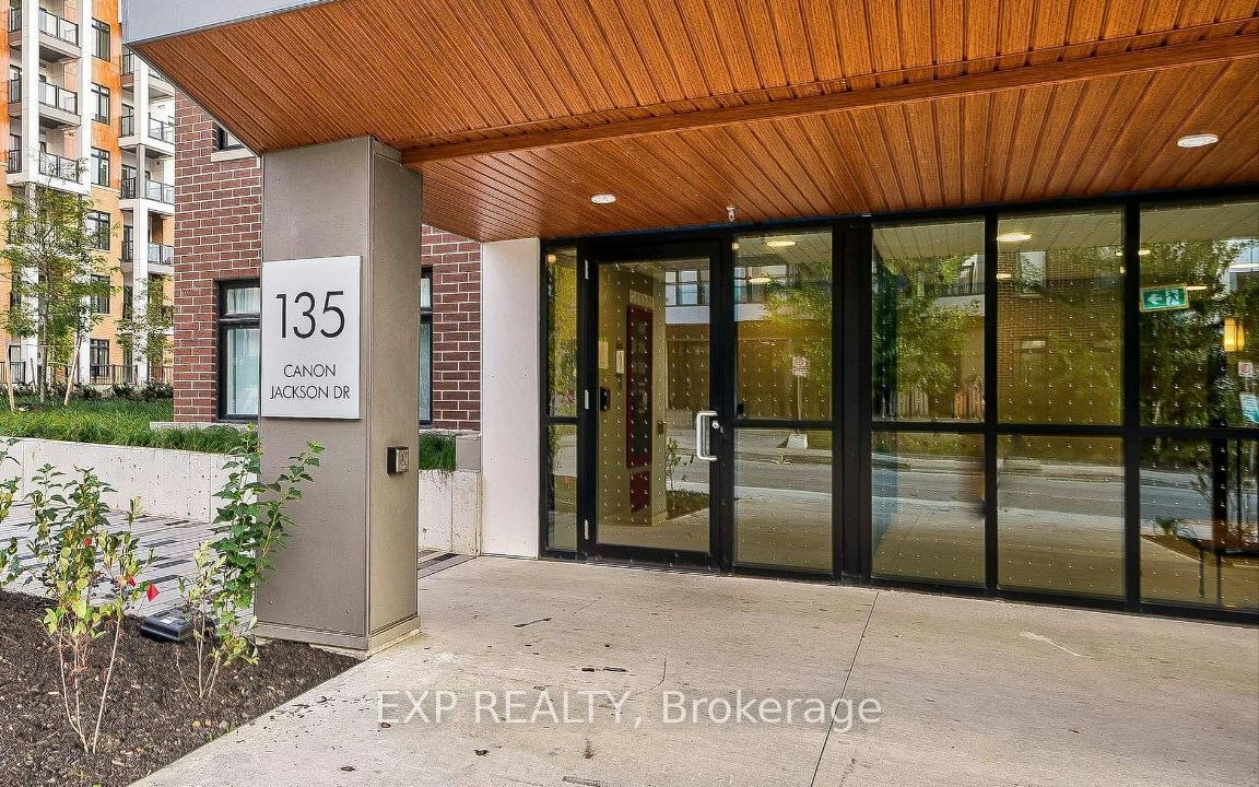 206-135 Canon Jackson Drive, Toronto, ON, M6M 0C3