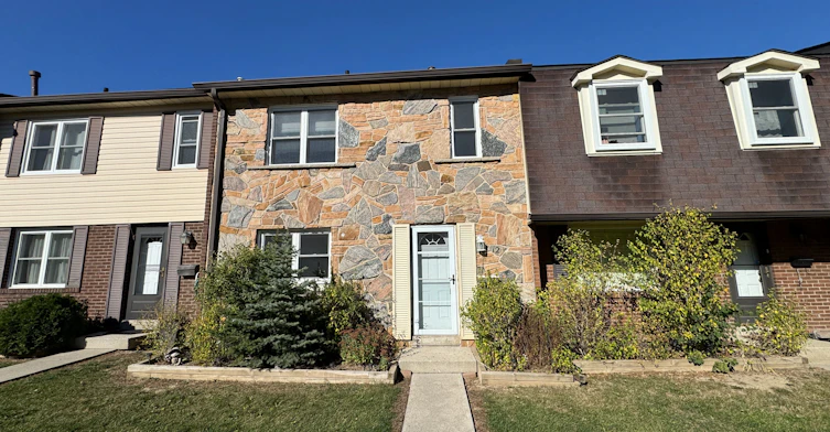 12-2825 Gananoque Drive, Mississauga, ON, L5N 1V6