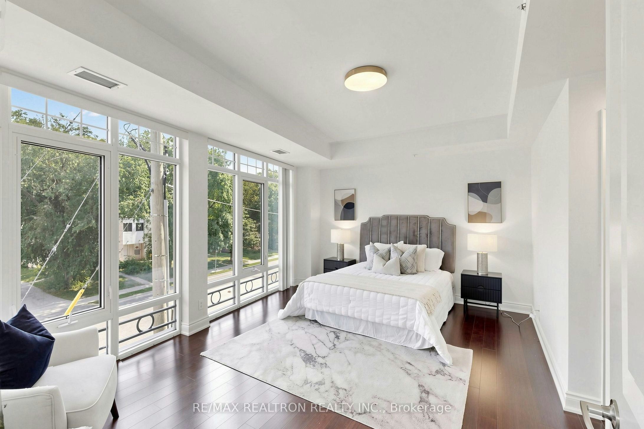 201-205 Lakeshore Road W, Oakville, ON, L6K 0H8 - 19