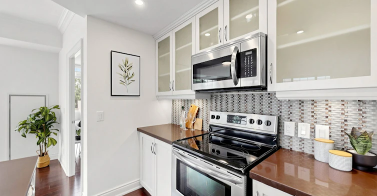 201-205 Lakeshore Road W, Oakville, ON, L6K 0H8 - 17