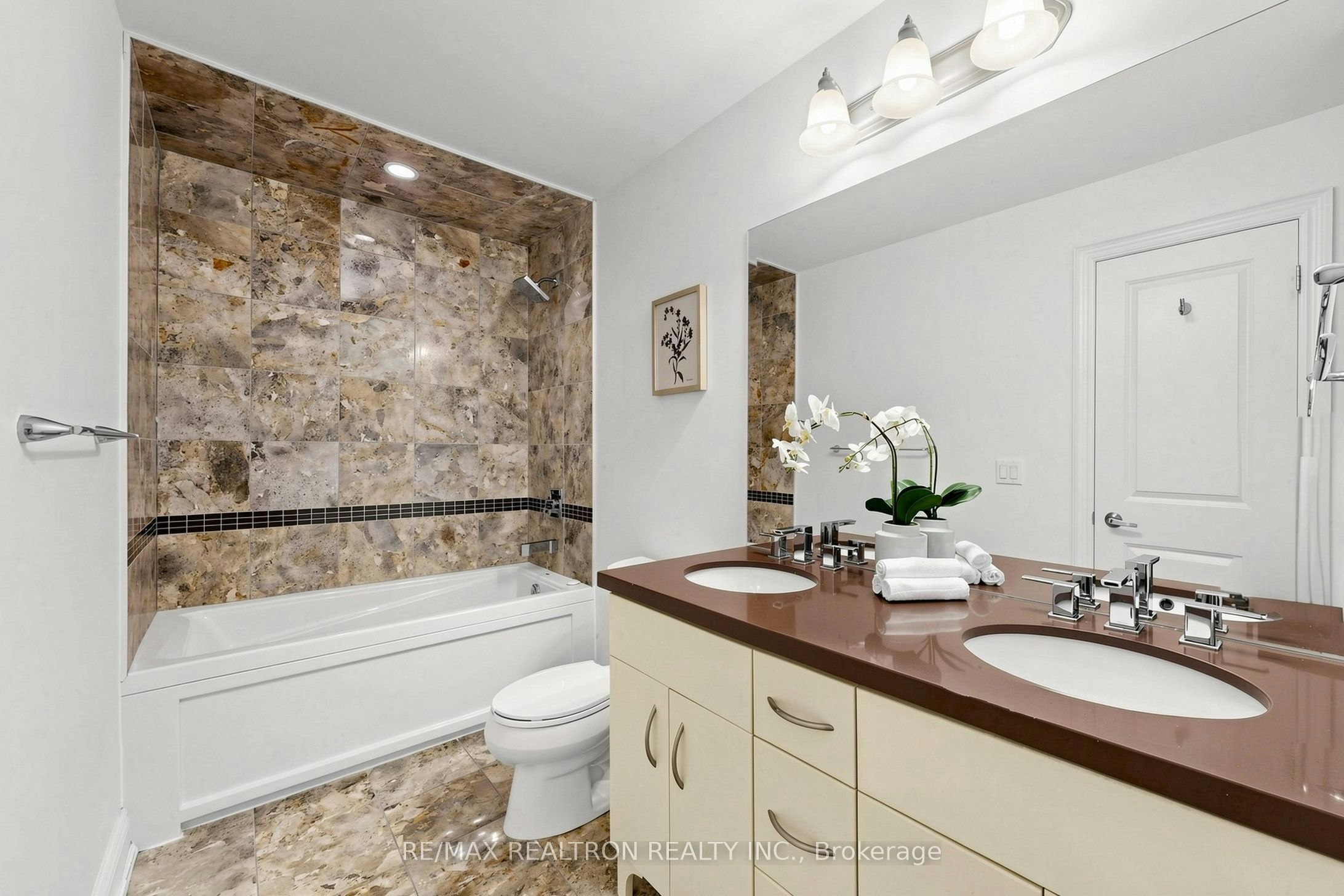 201-205 Lakeshore Road W, Oakville, ON, L6K 0H8 - 24