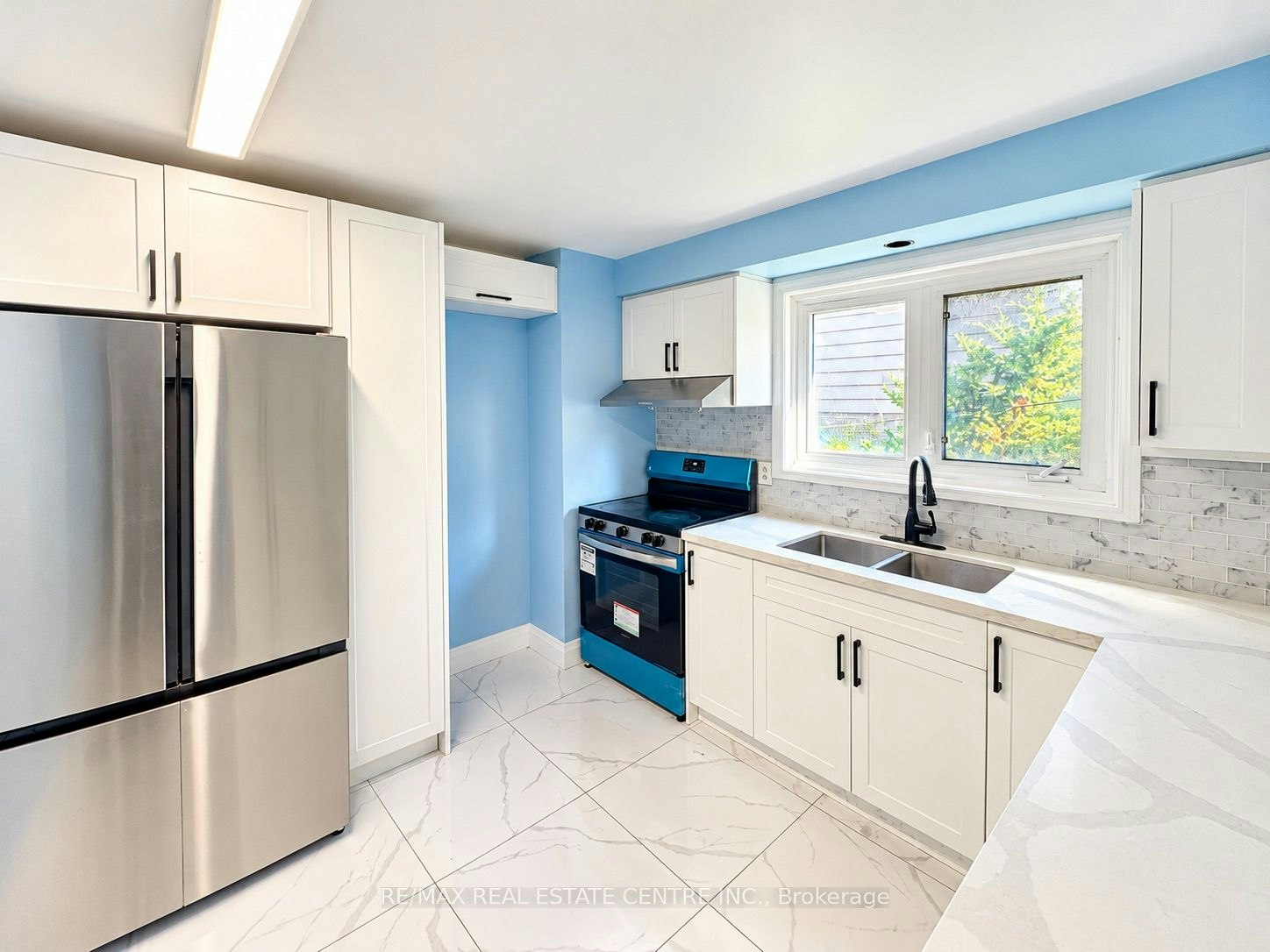 3722 Ellengale Drive, Mississauga, ON, L5C 1Z7 - 9