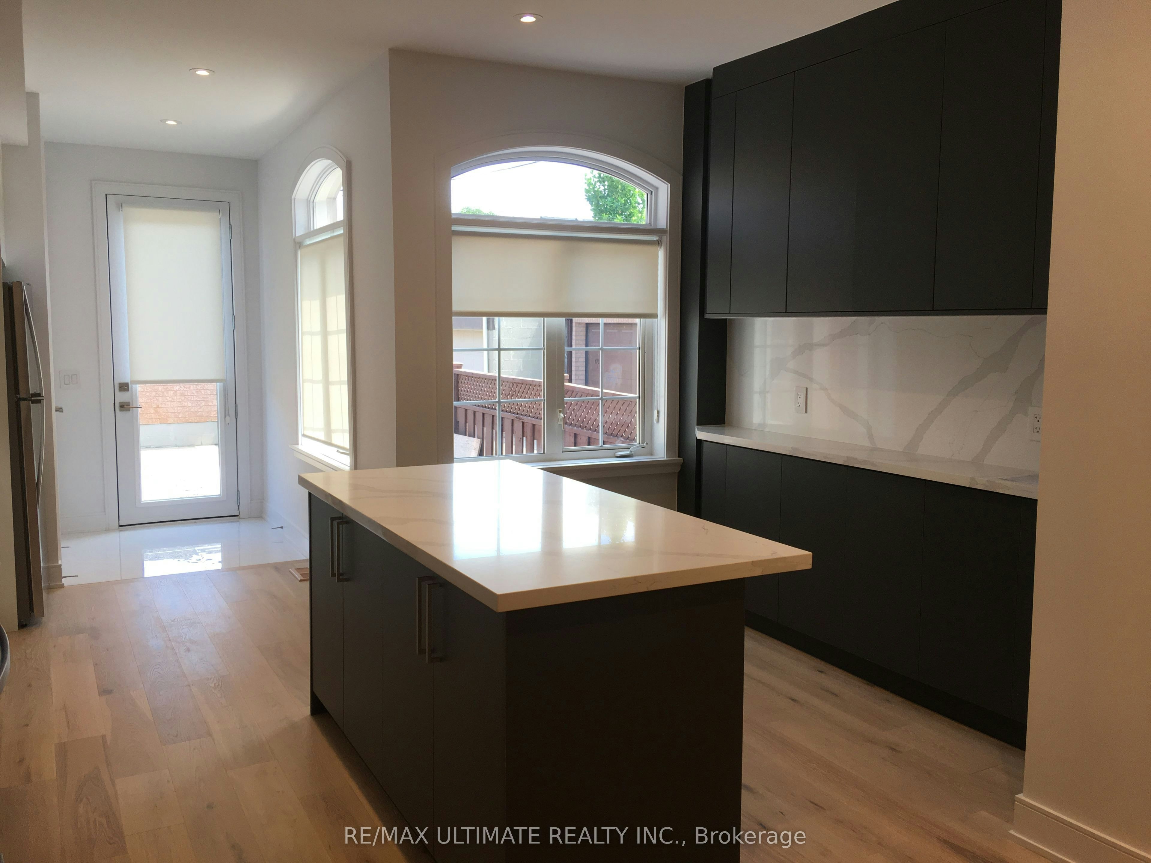 Upper-127 Harvie Avenue, Toronto, ON, M6E 4K5 - 7