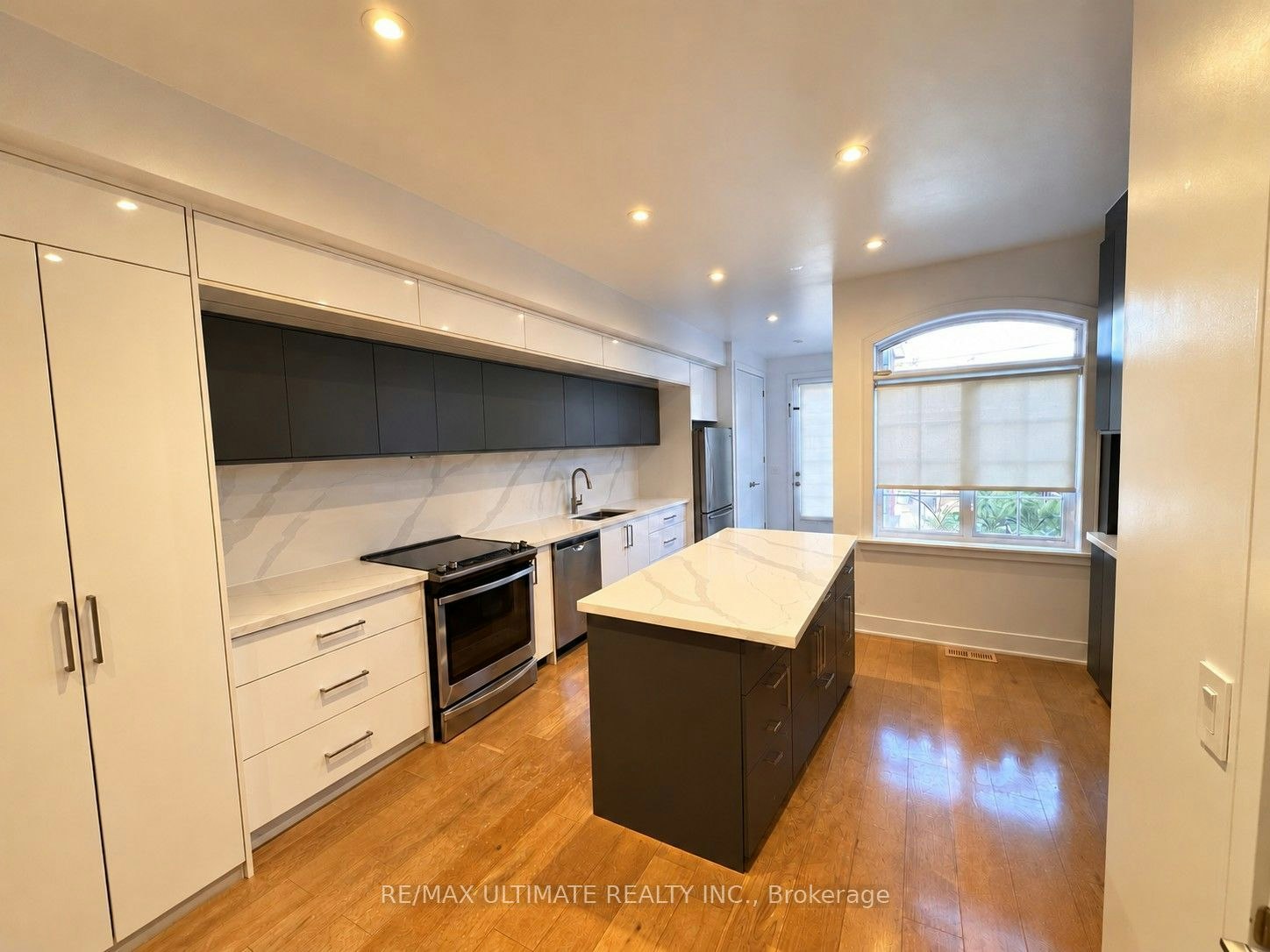 Upper-127 Harvie Avenue, Toronto, ON, M6E 4K5 - 3