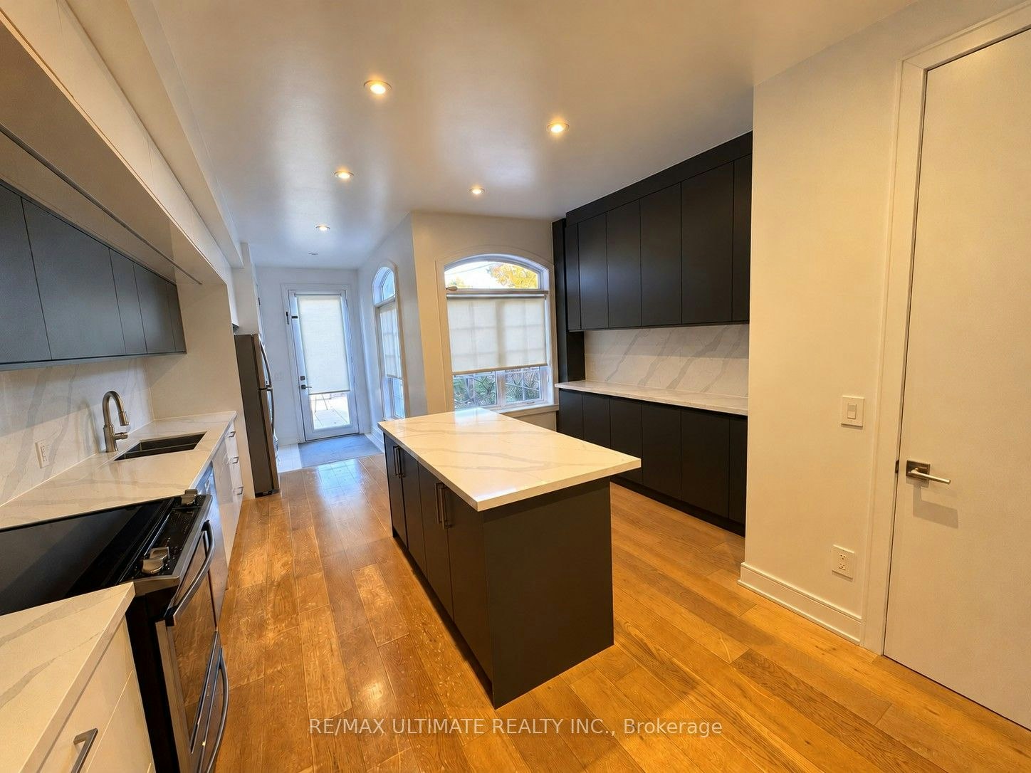 Upper-127 Harvie Avenue, Toronto, ON, M6E 4K5 - 5