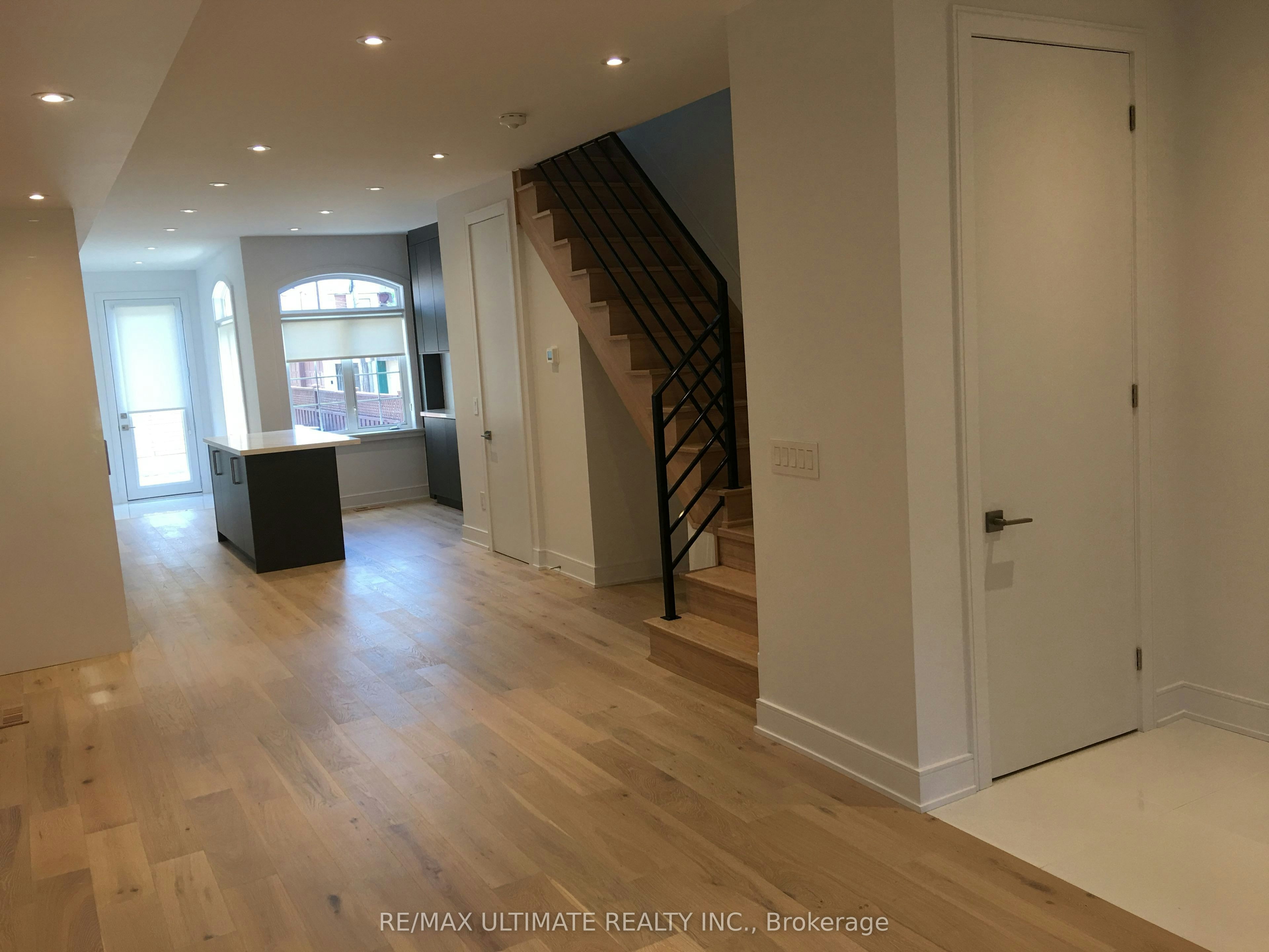 Upper-127 Harvie Avenue, Toronto, ON, M6E 4K5 - 4